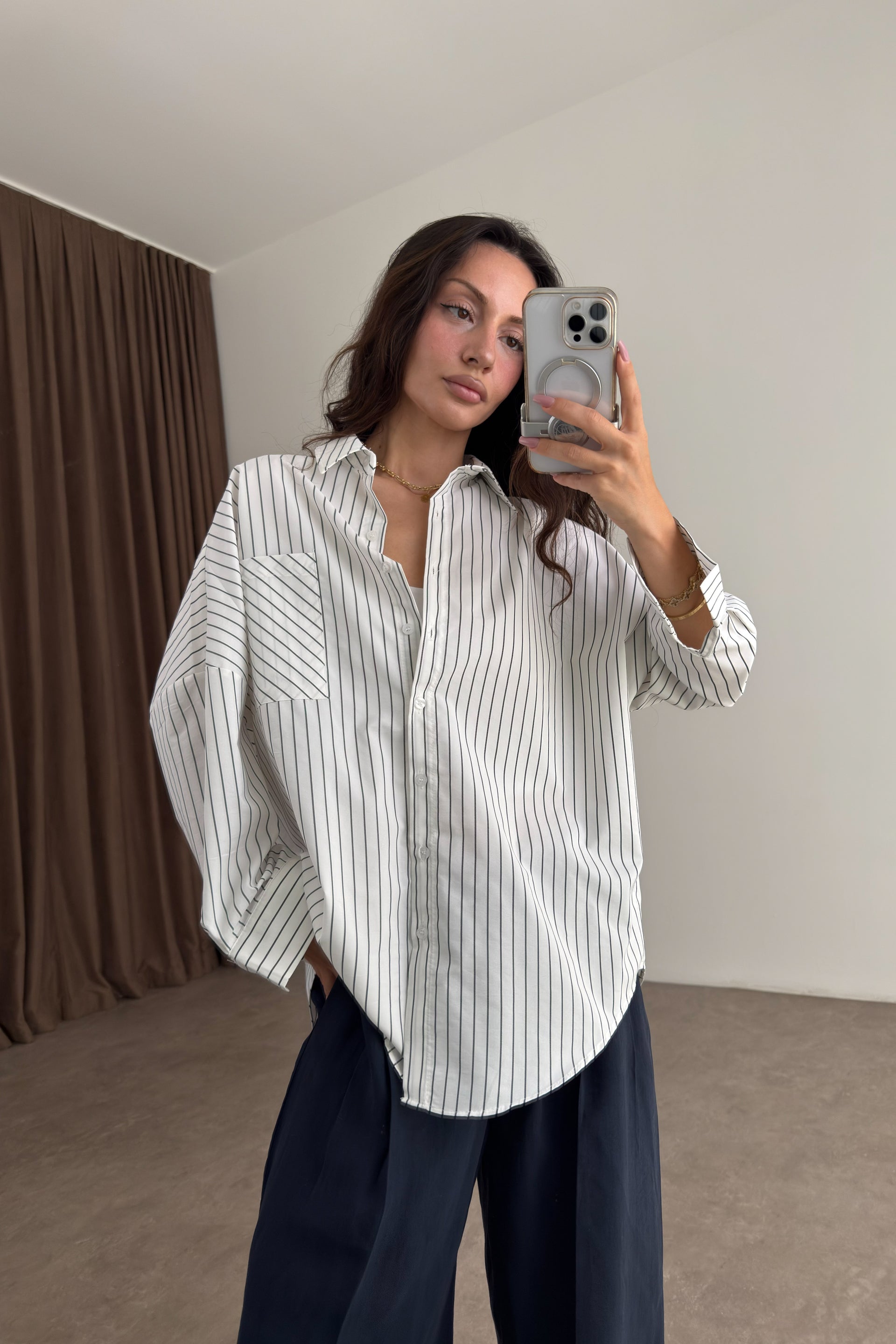 Siyah Çizgili Oversize Beyaz Gömlek