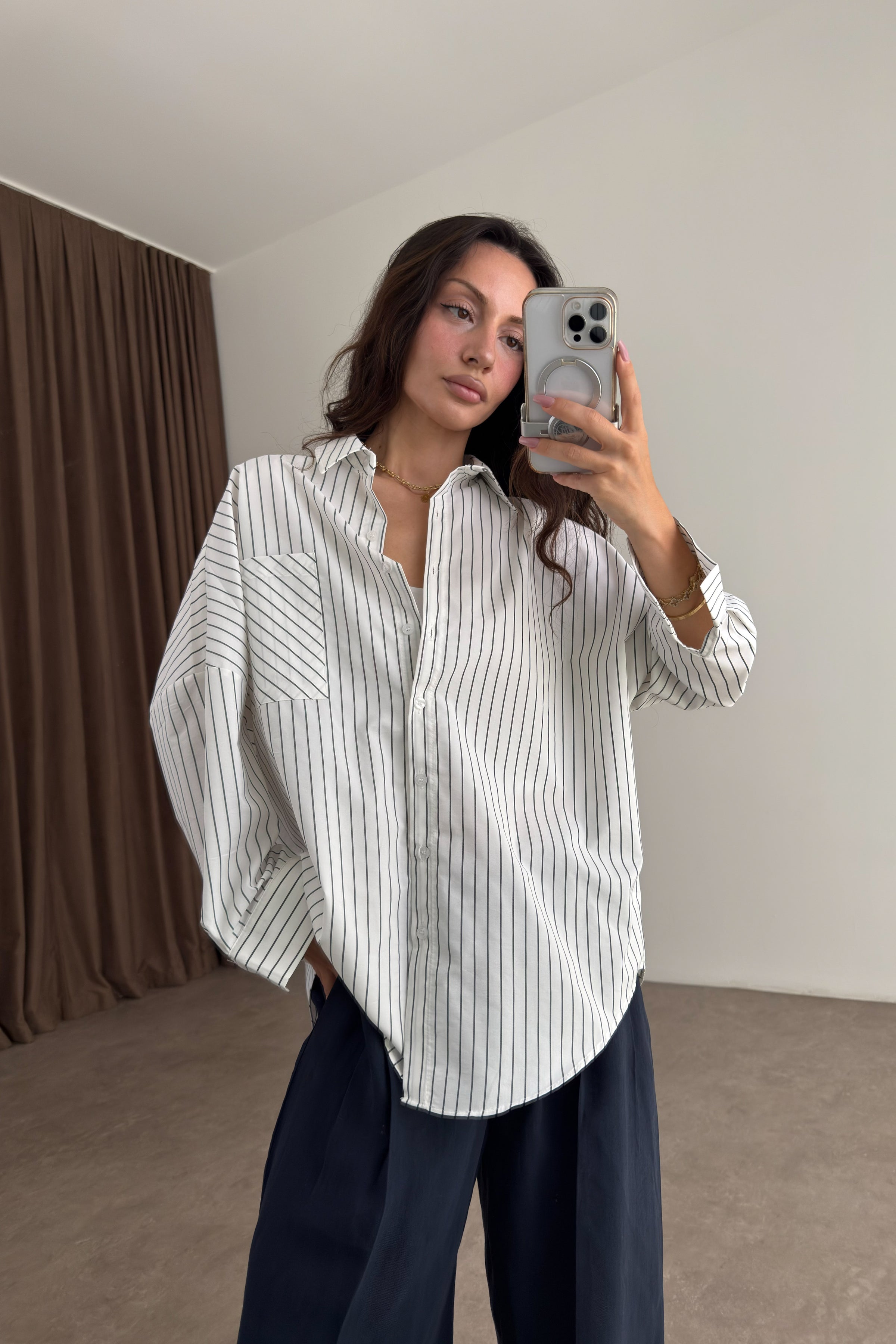 Siyah Çizgili Oversize Beyaz Gömlek