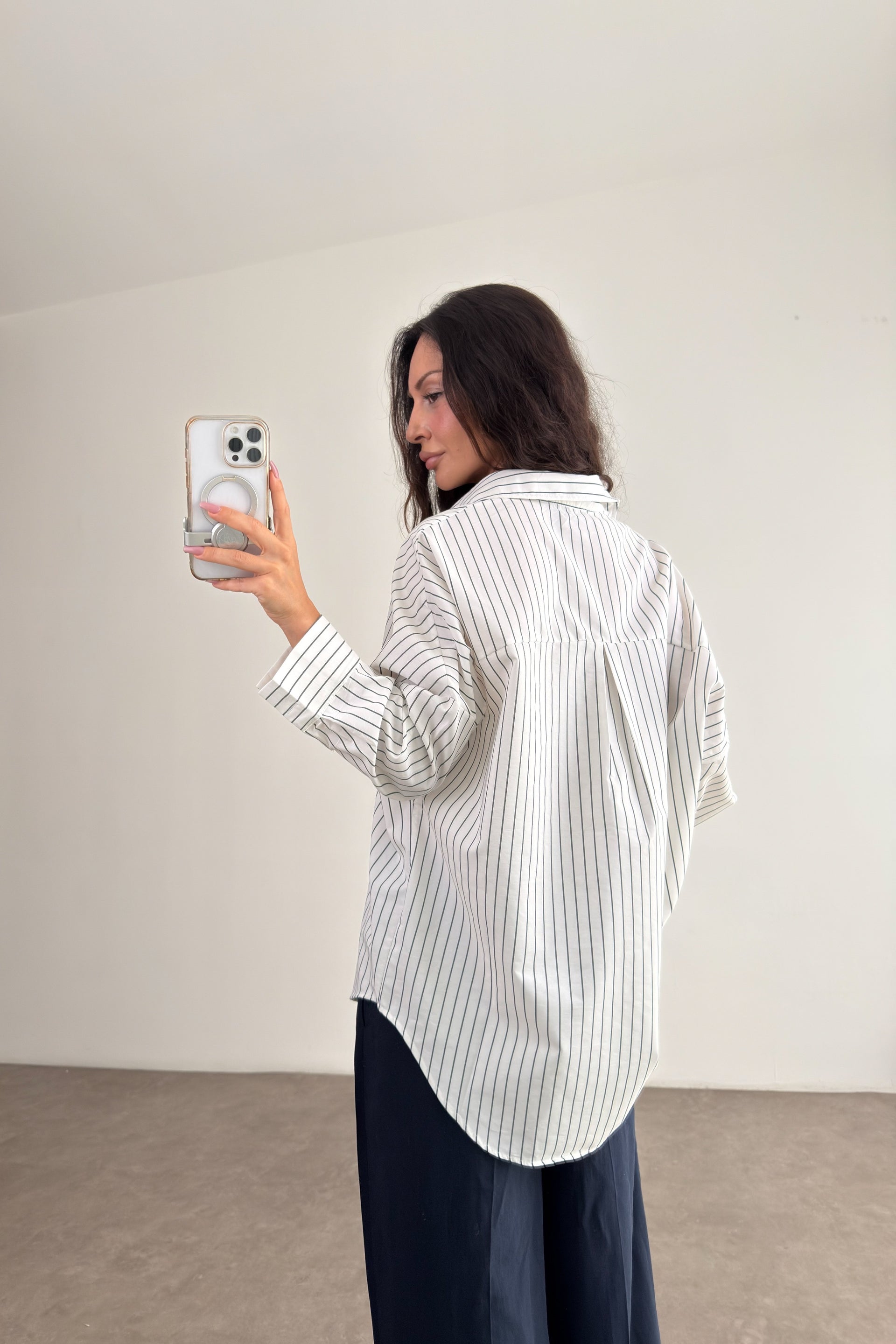 Siyah Çizgili Oversize Beyaz Gömlek