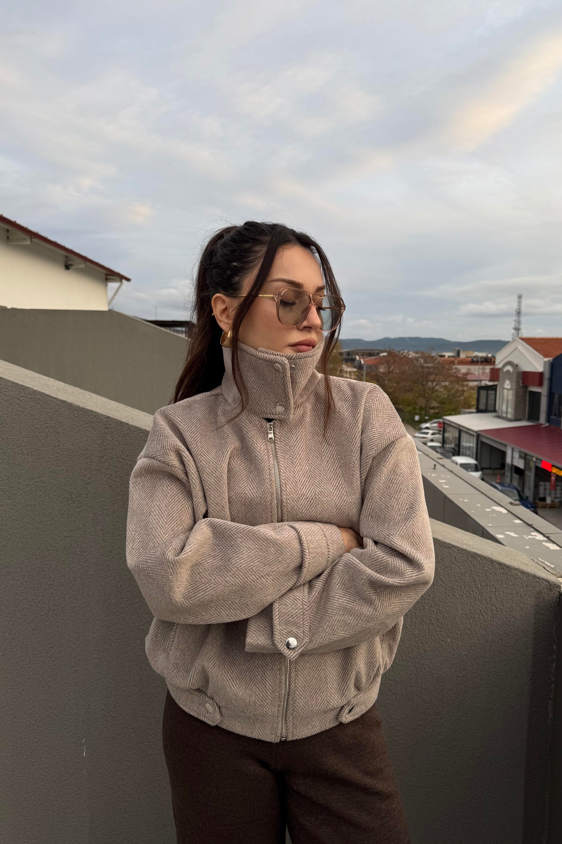 Bej Çizgili Dik Yakalı Kaşe Mont