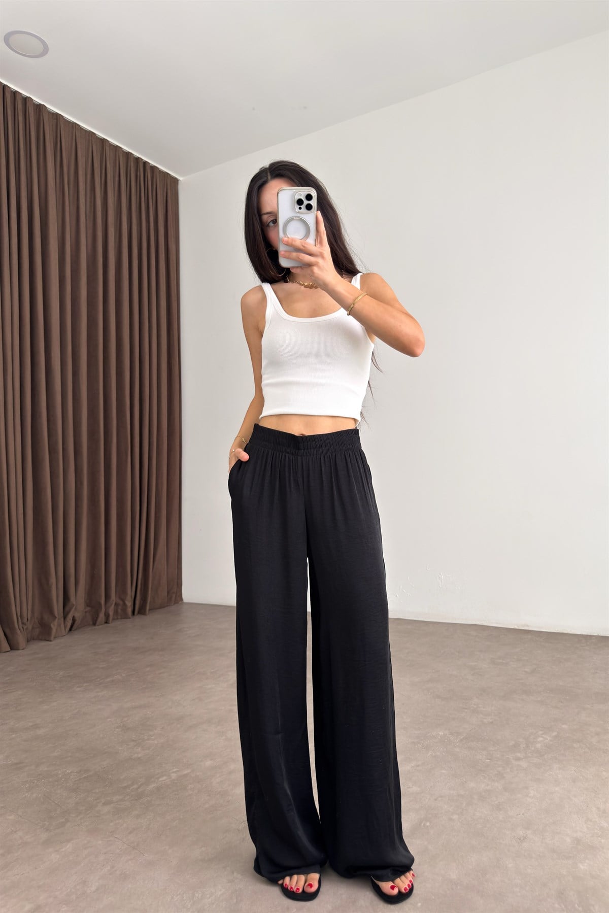 Beli Lastikli Dökümlü Parlak Dokulu Geniş Paça Siyah Pantolon