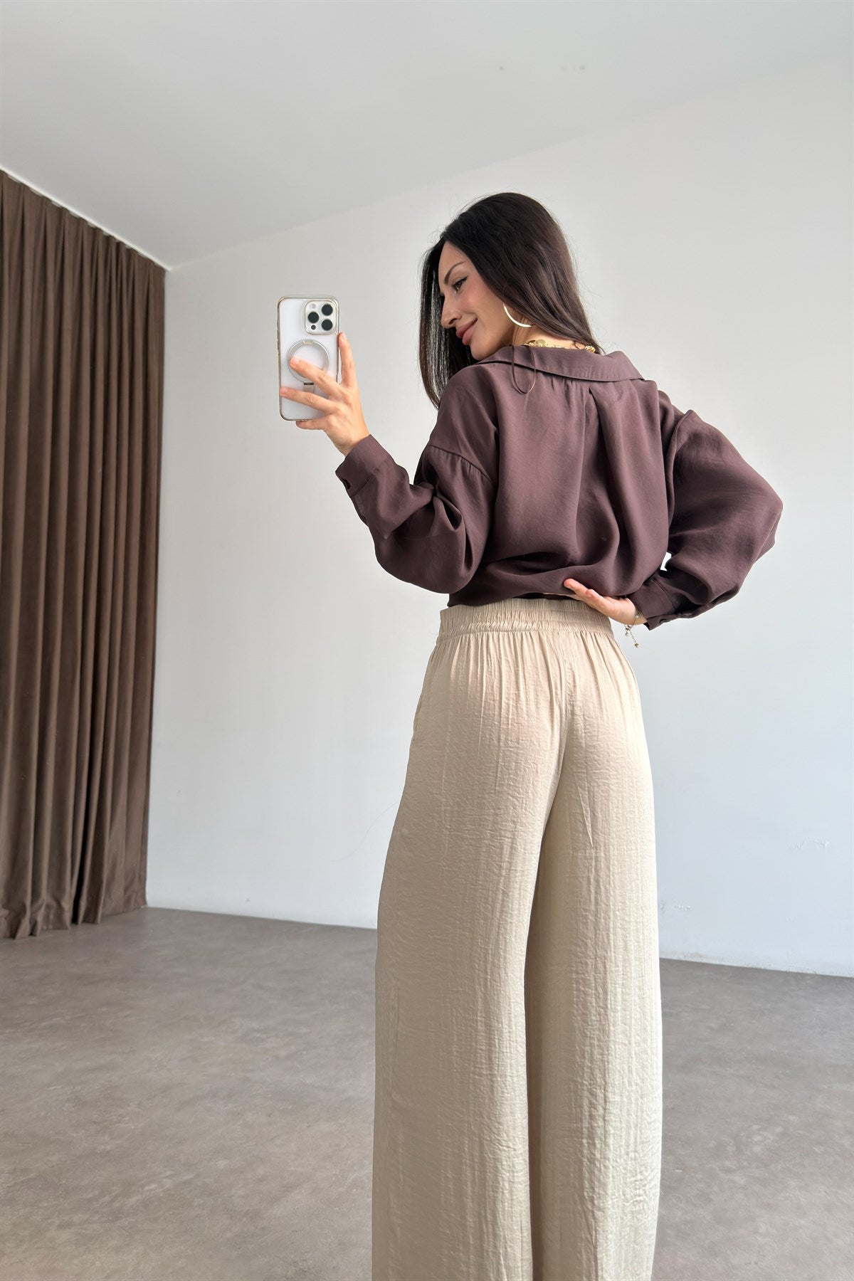 Beli Lastikli Dökümlü Parlak Dokulu Geniş Paça Bej Pantolon