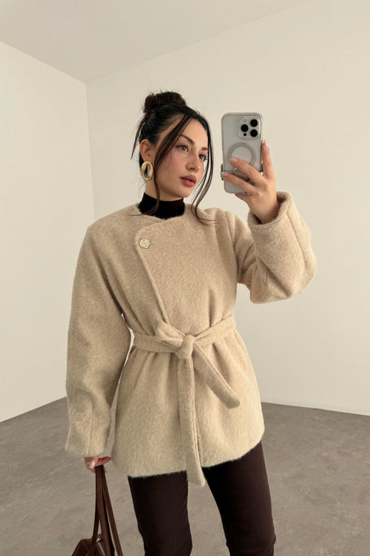 Buklet Kumaş Düğme Detaylı Kuşaklı Ekru Palto
