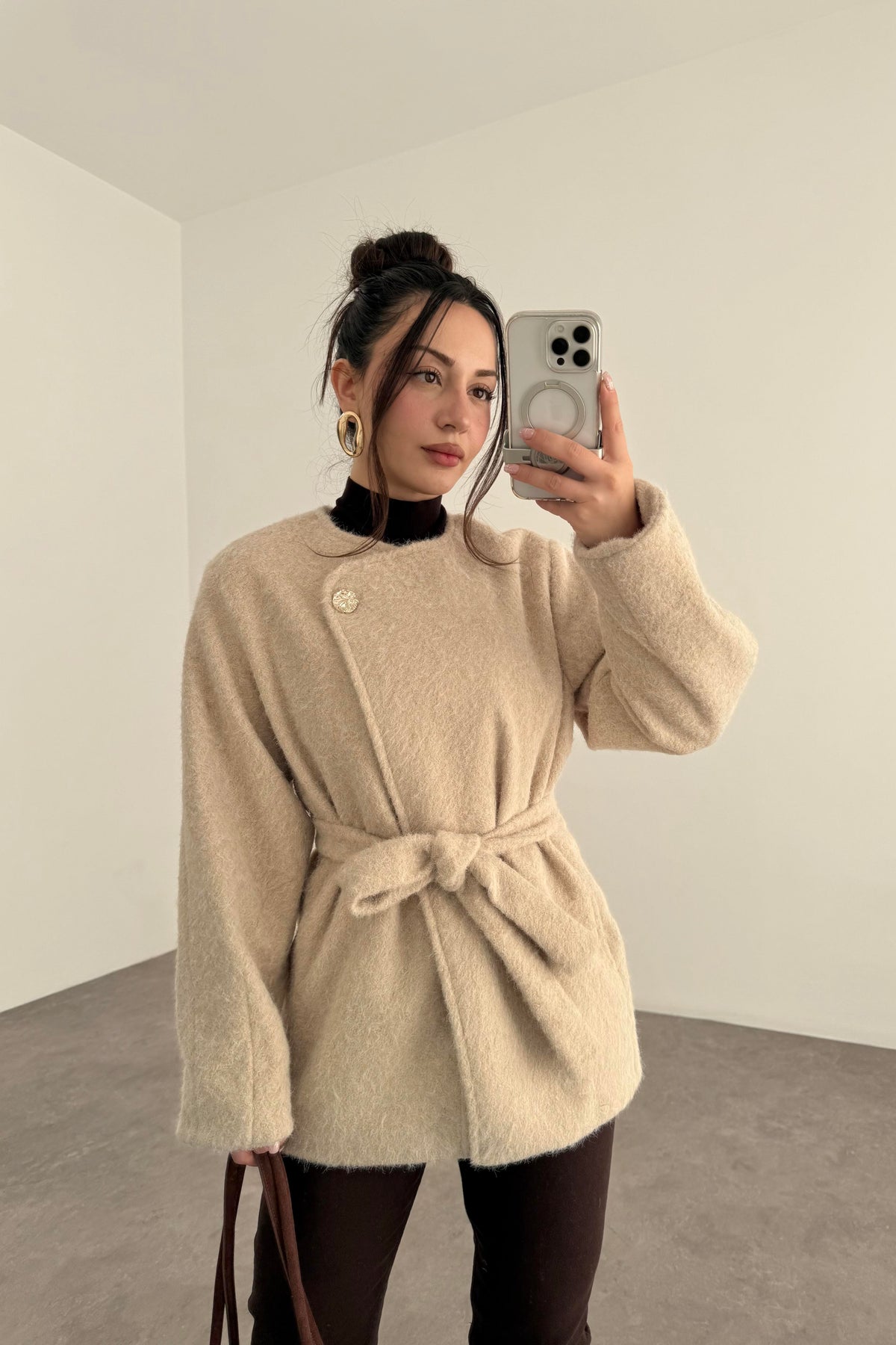 Buklet Kumaş Düğme Detaylı Kuşaklı Ekru Palto