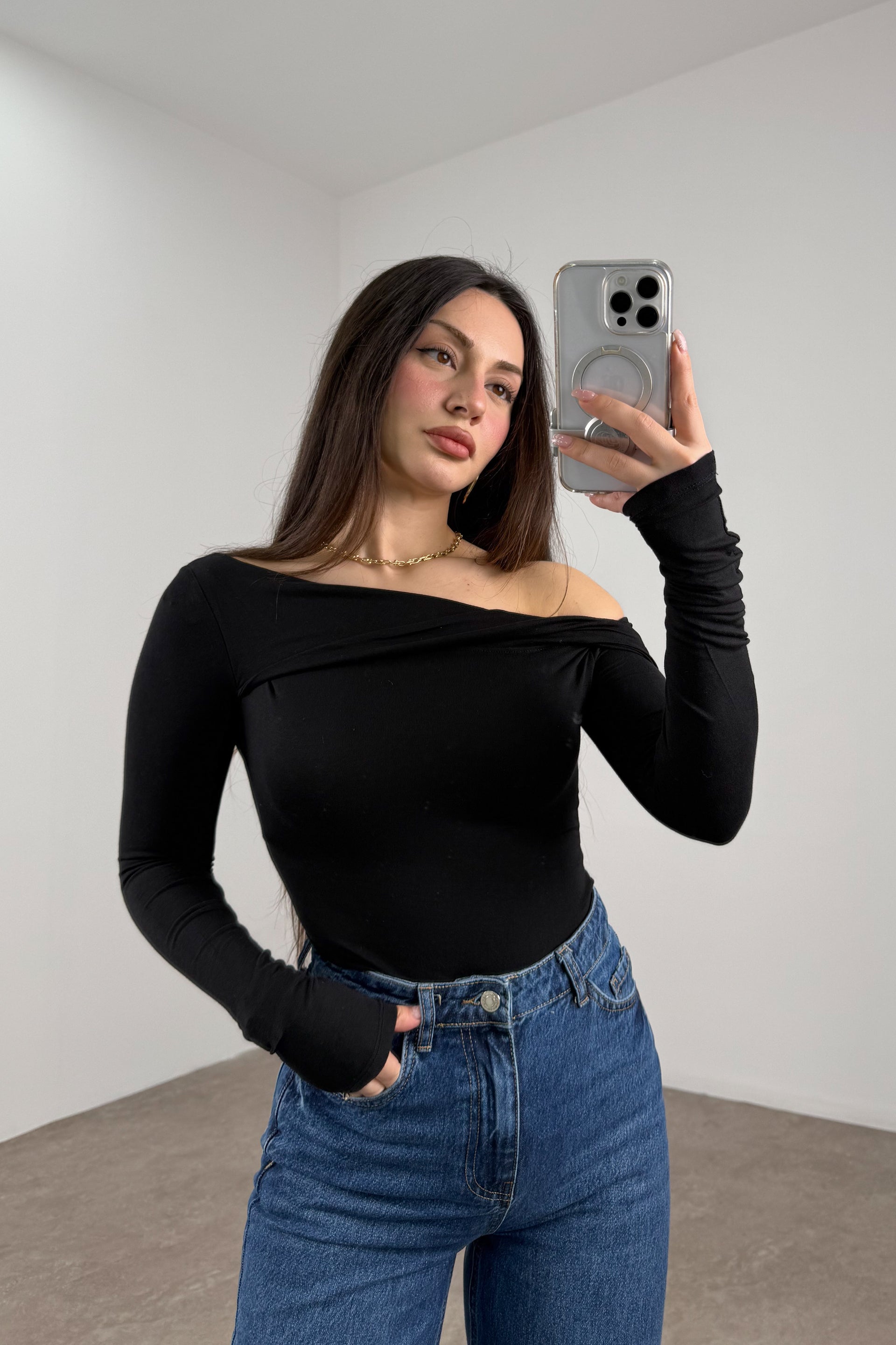 Burgulu Düşük Omuz Siyah Body