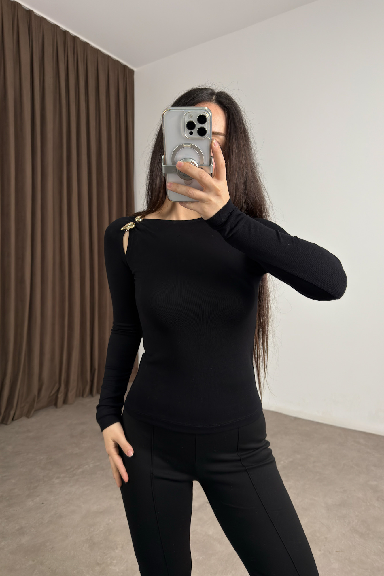 Damla Toka Detaylı Siyah Bluz