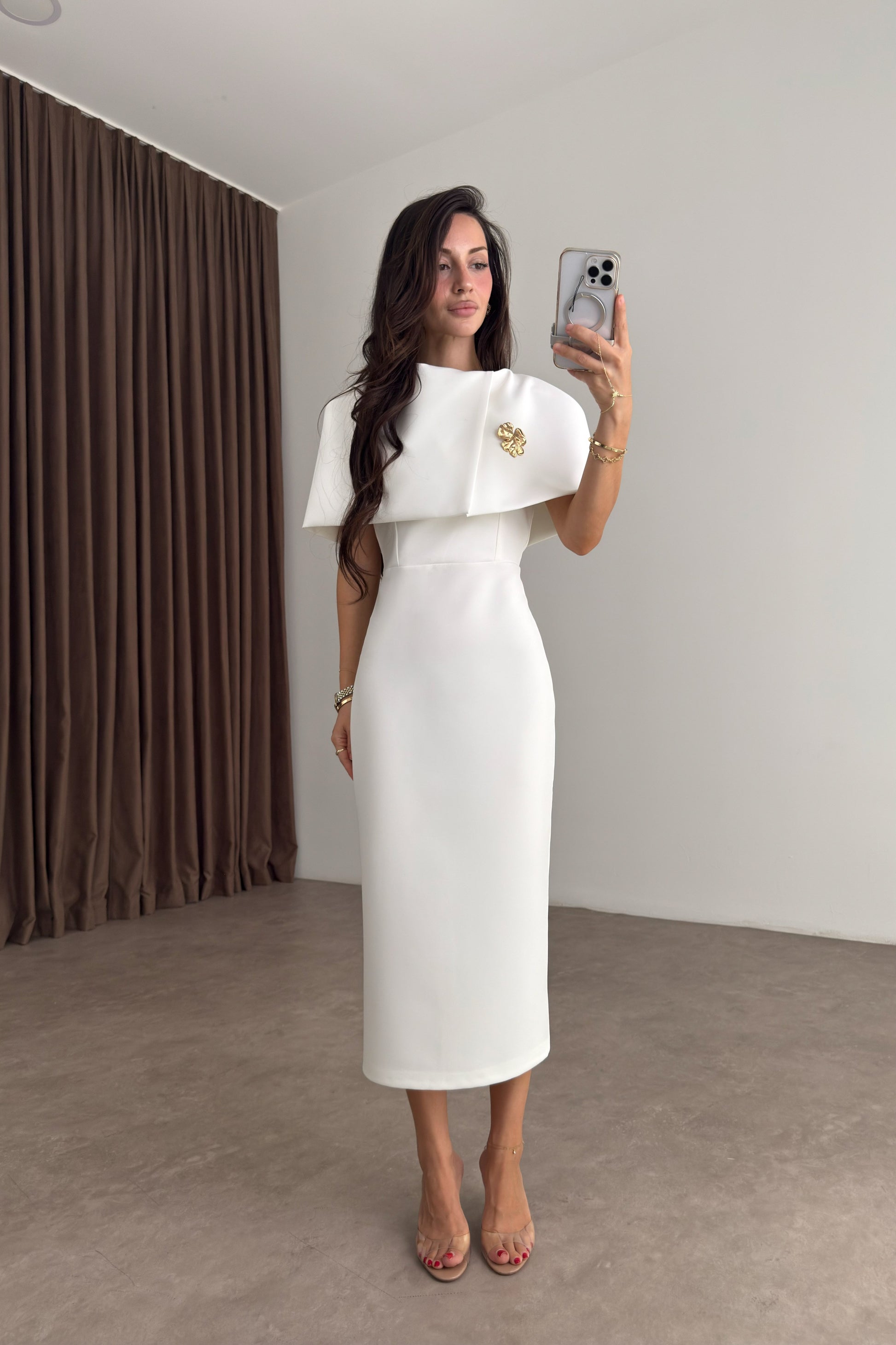 Diana Broşlu Beyaz Midi Elbise
