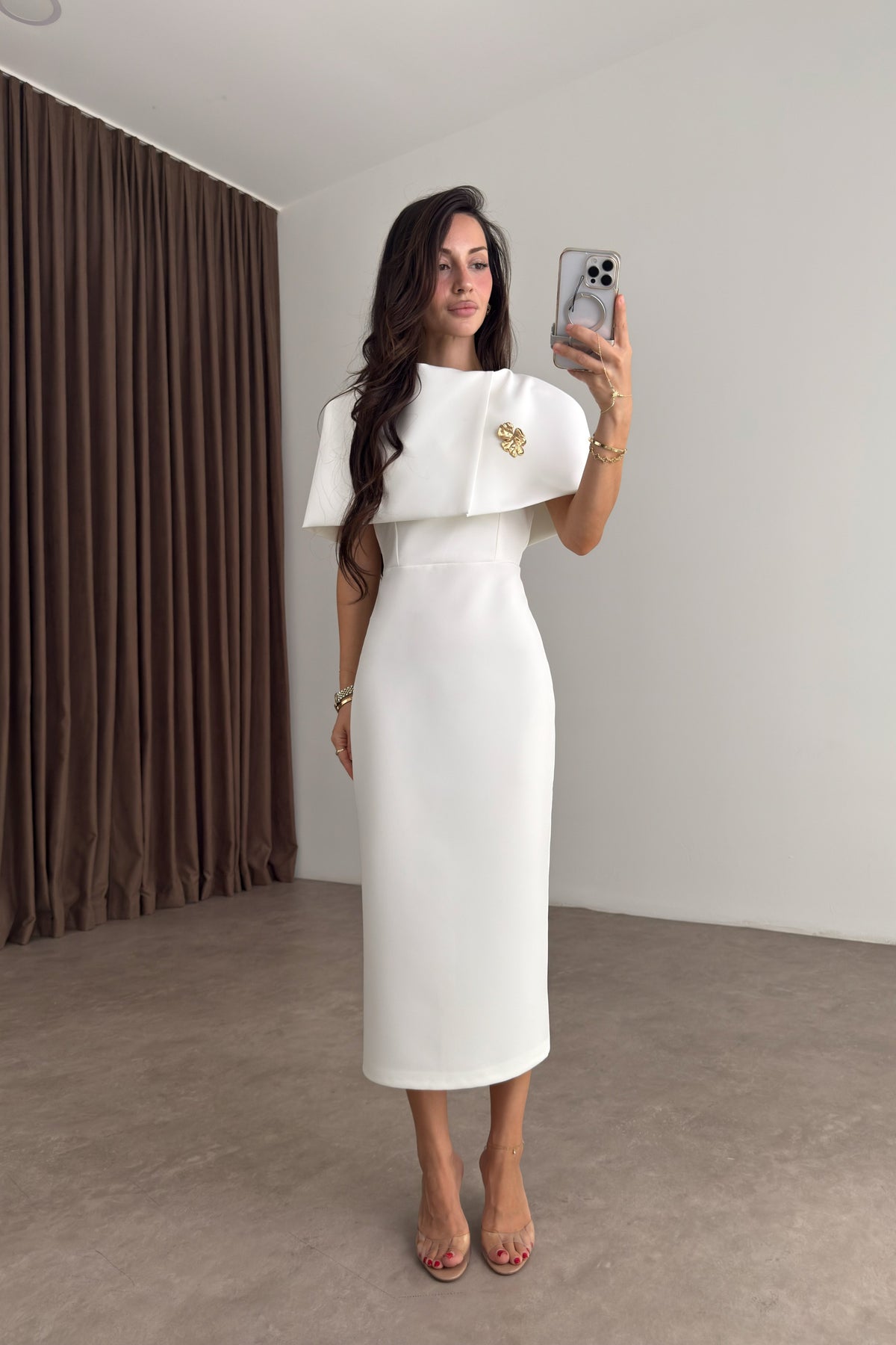 Diana Broşlu Beyaz Midi Elbise