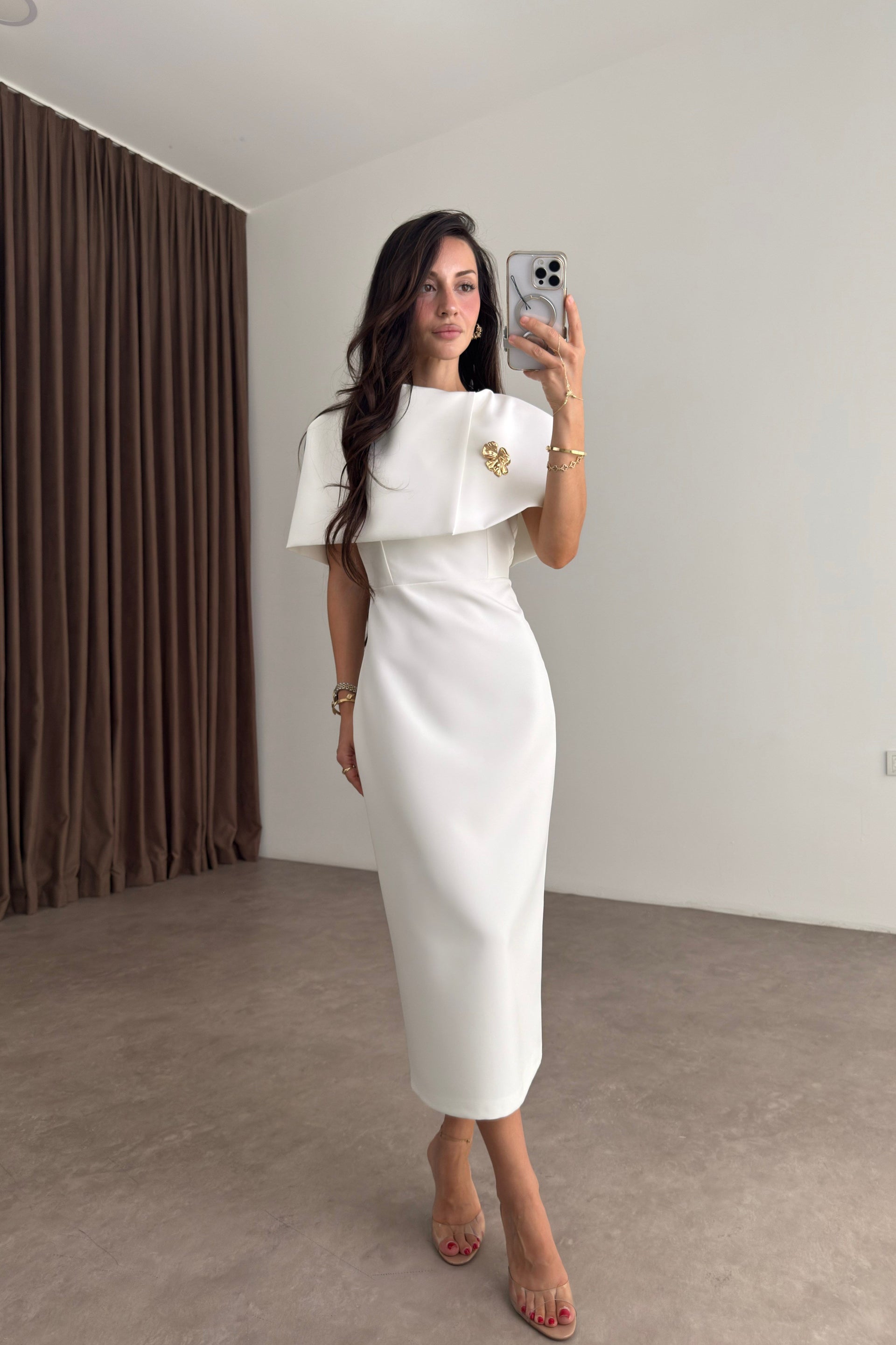 Diana Broşlu Beyaz Midi Elbise