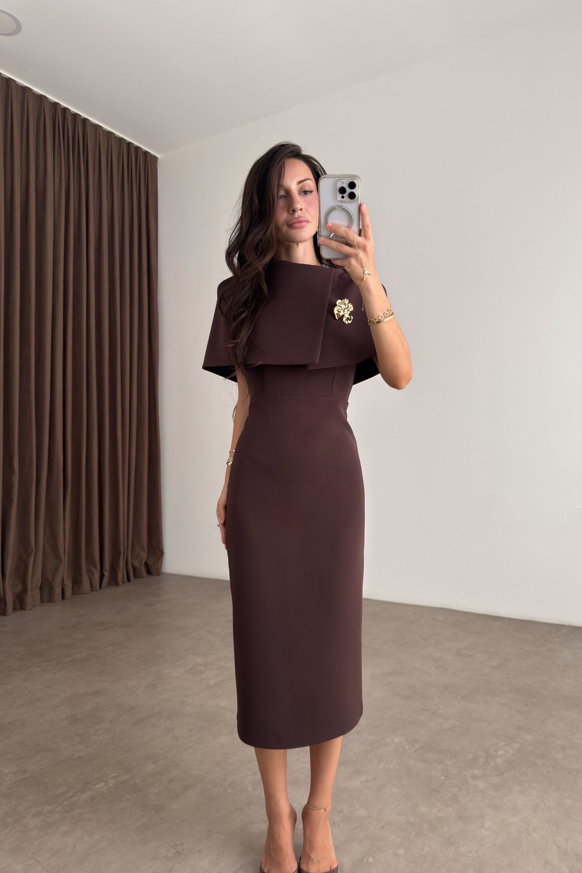 Diana Broşlu Kahve Midi Elbise