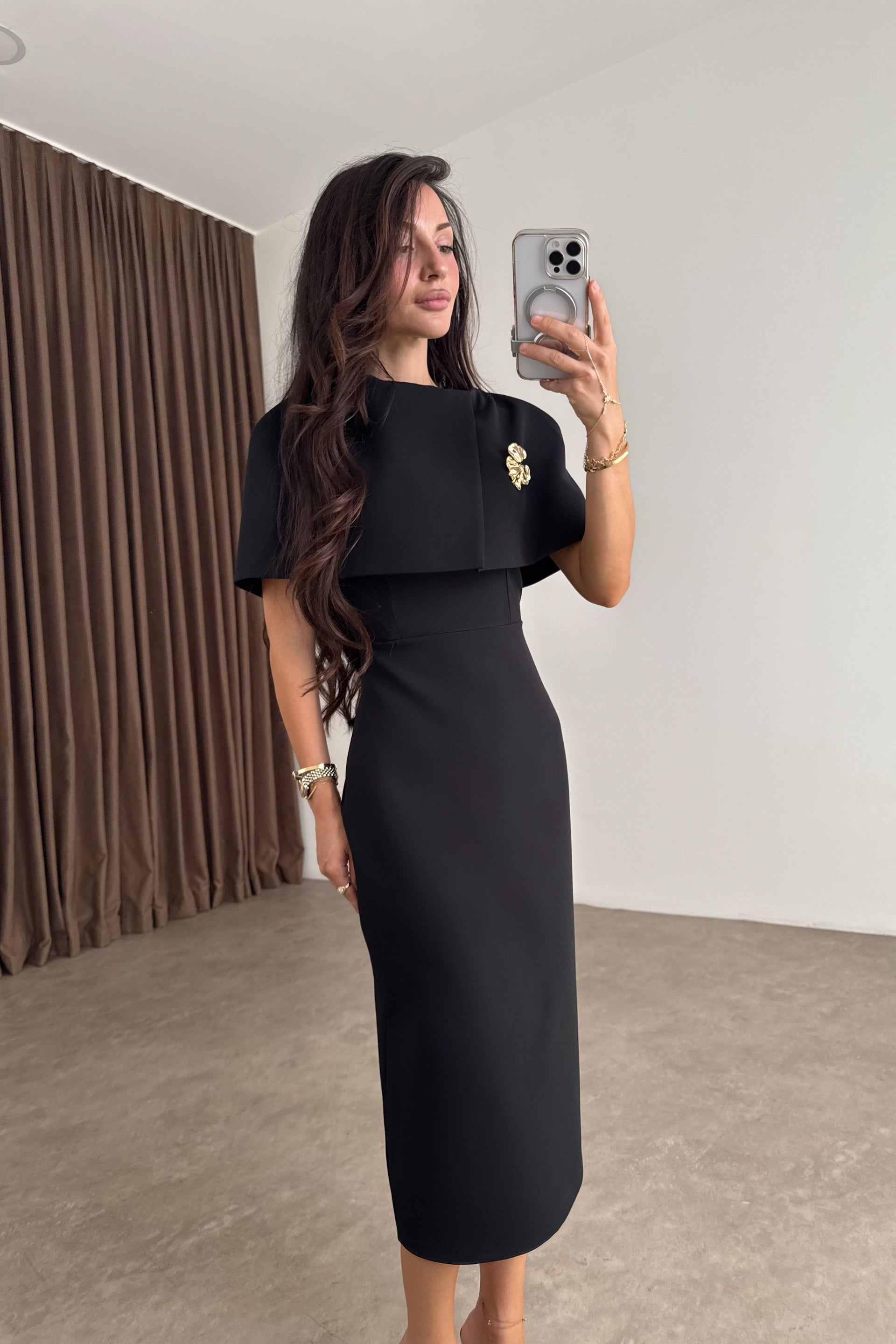 Diana Broşlu Siyah Midi Elbise