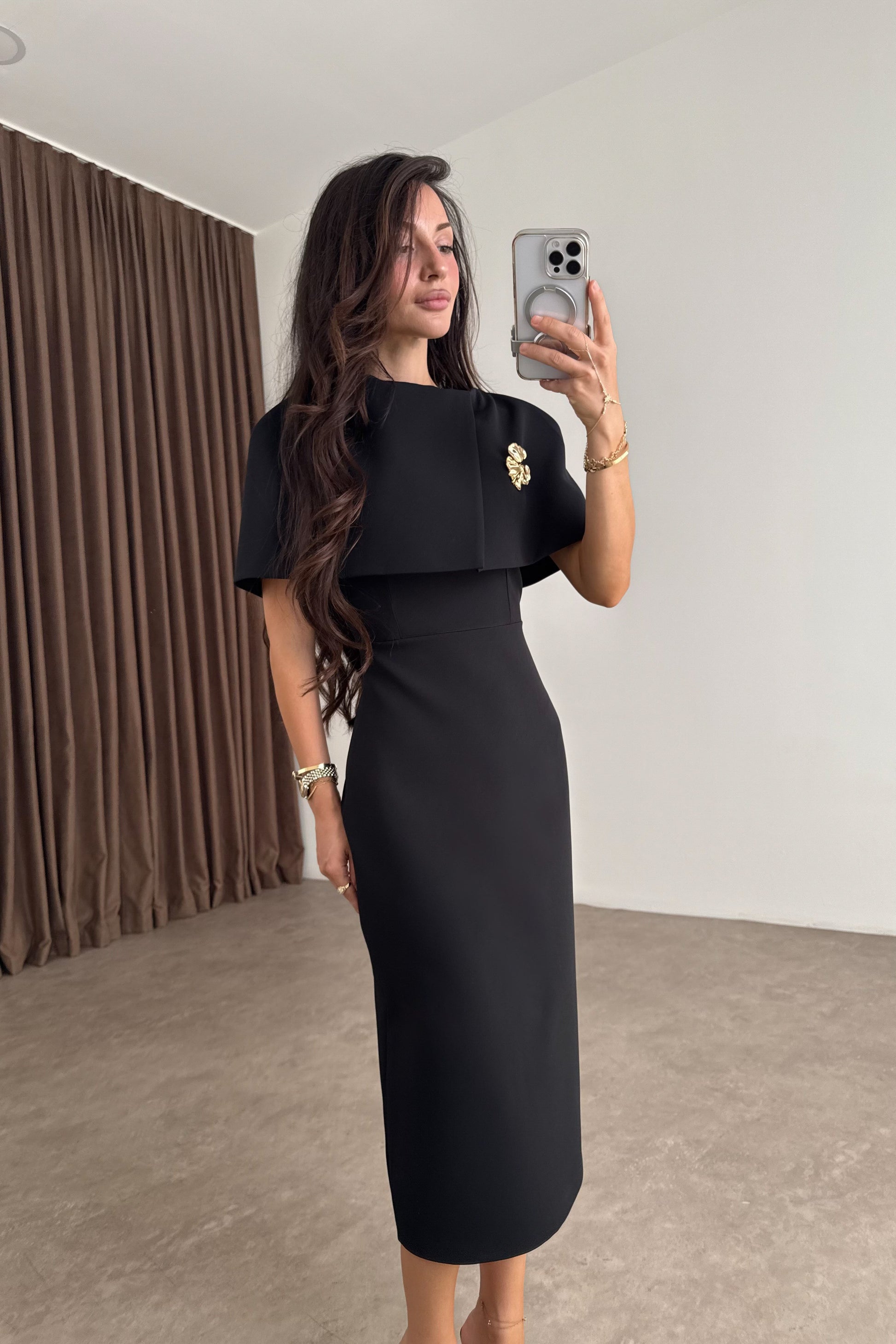 Diana Broşlu Siyah Midi Elbise