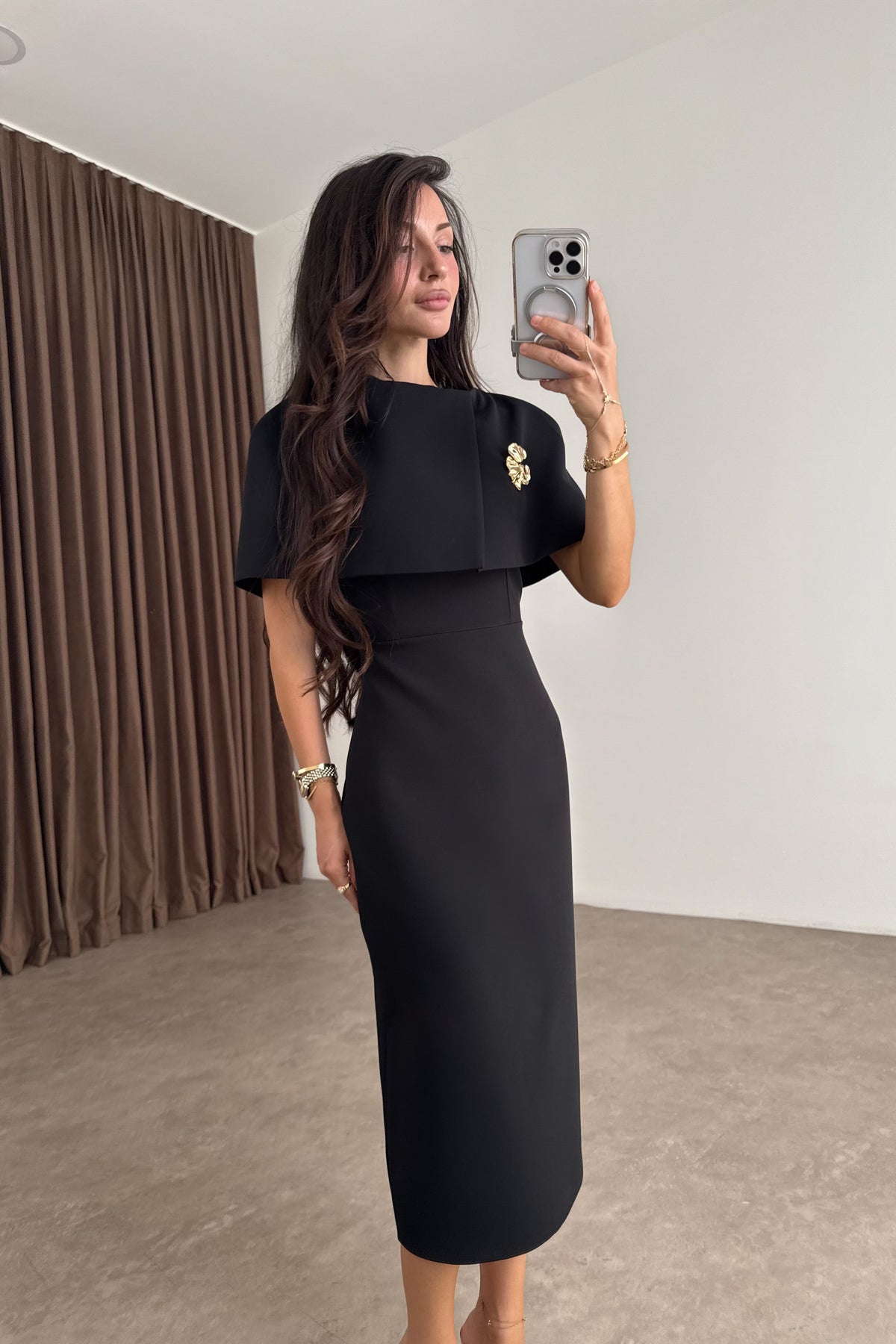 Diana Broşlu Siyah Midi Elbise