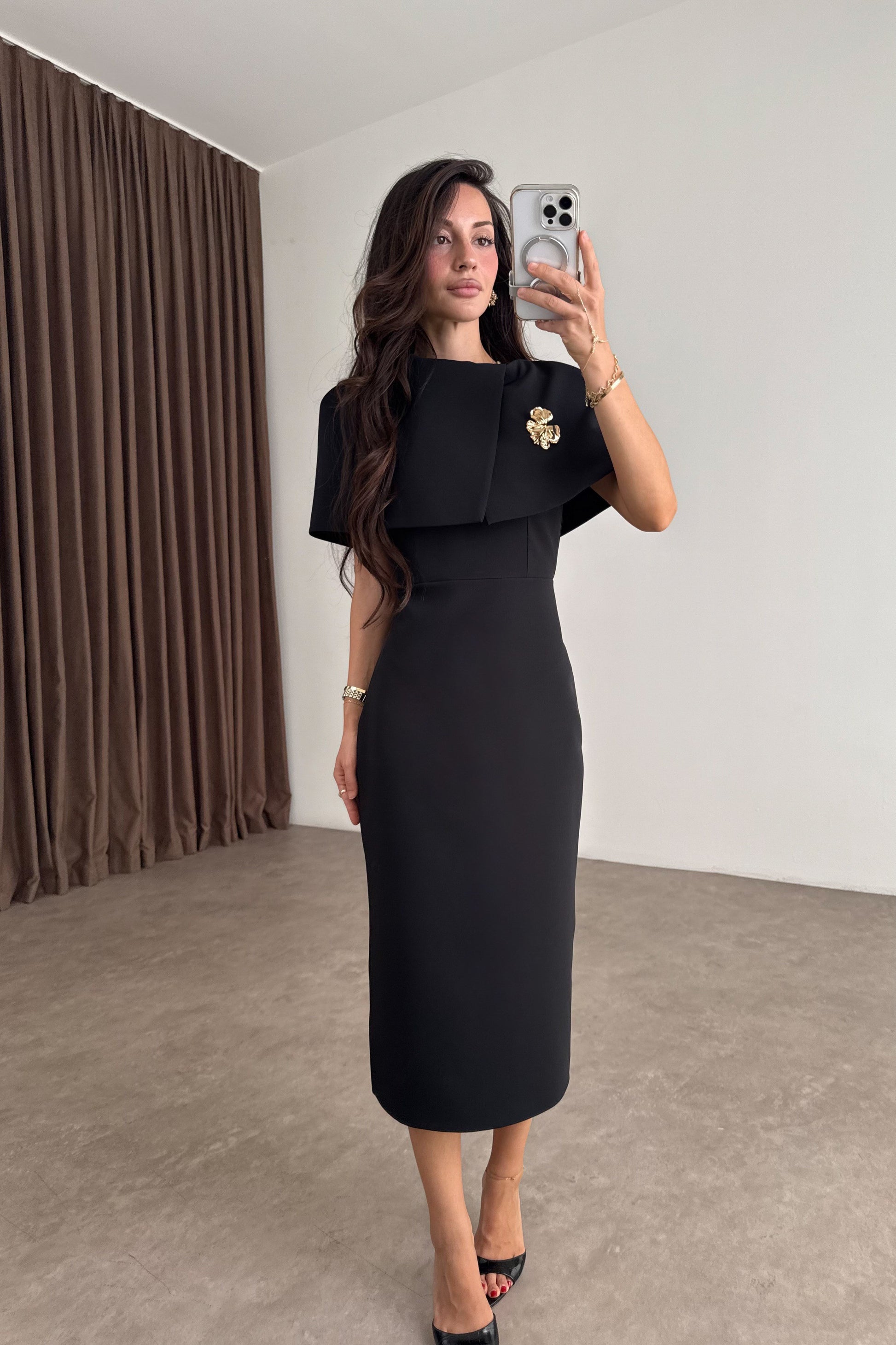 Diana Broşlu Siyah Midi Elbise
