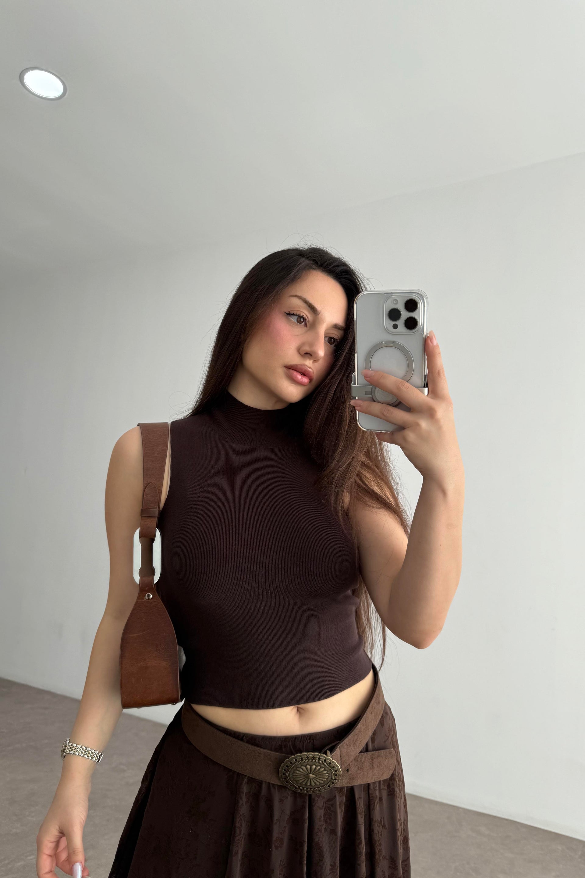 Dik Yakalı Kolsuz Modal Kahve Triko