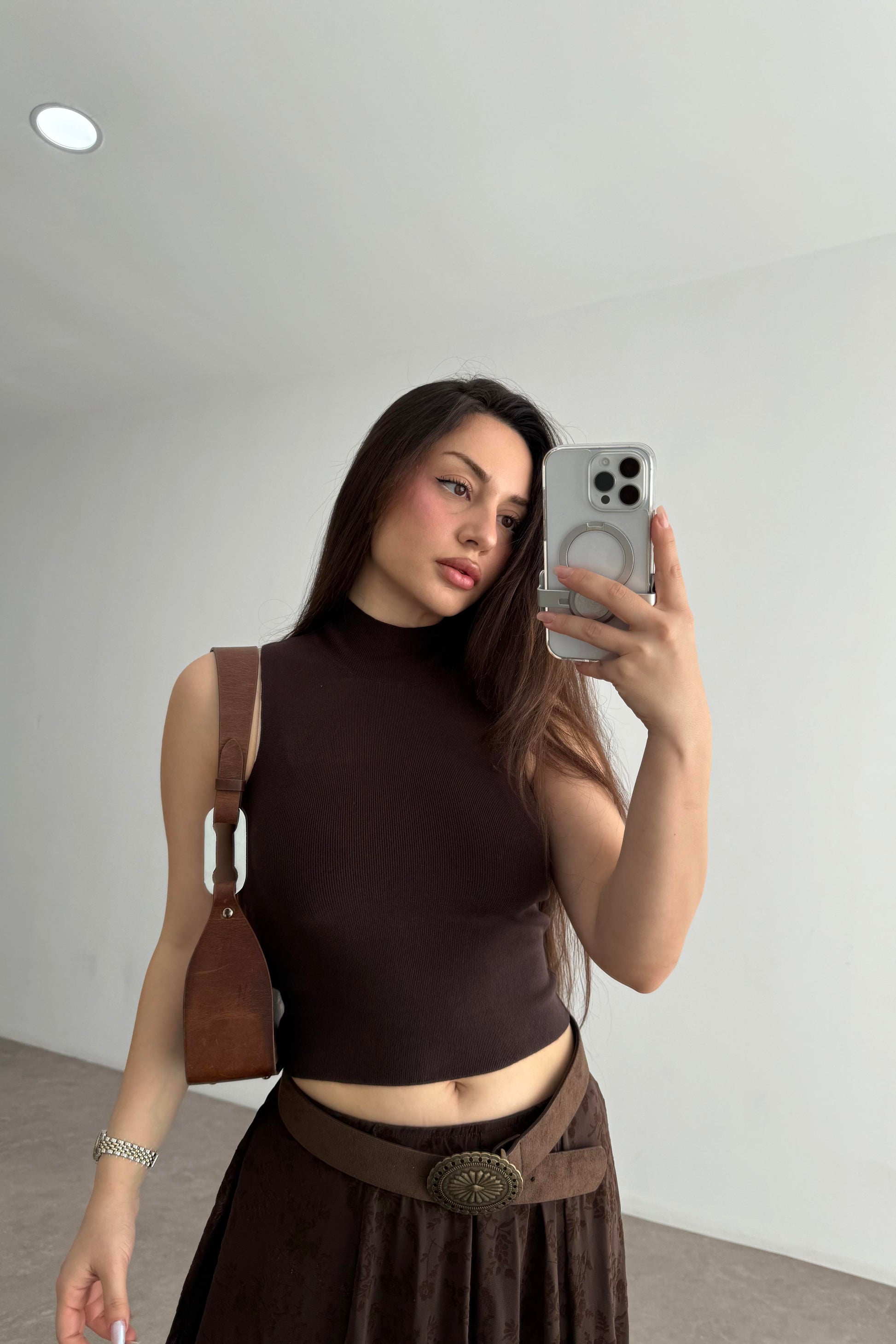 Dik Yakalı Kolsuz Modal Kahve Triko