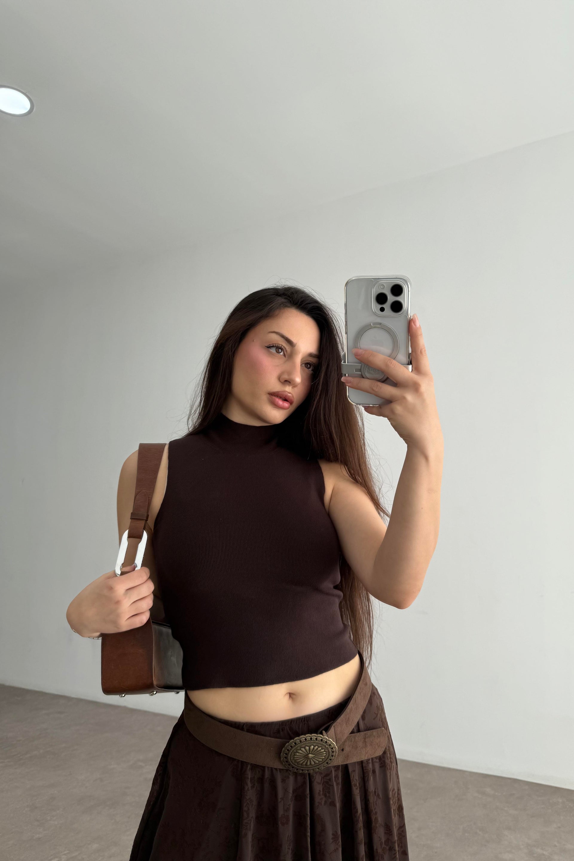 Dik Yakalı Kolsuz Modal Kahve Triko