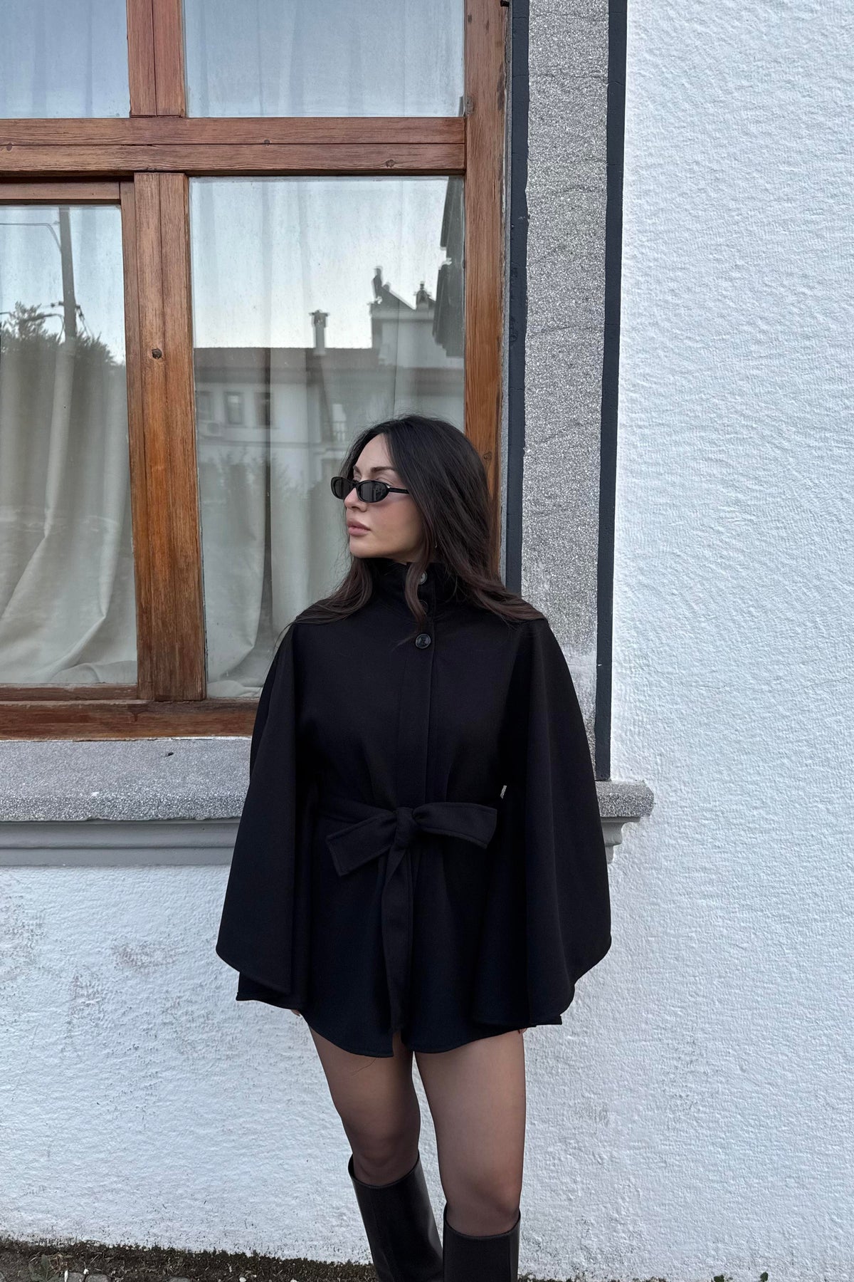 Dik Yakalı Kuşaklı Siyah Panço