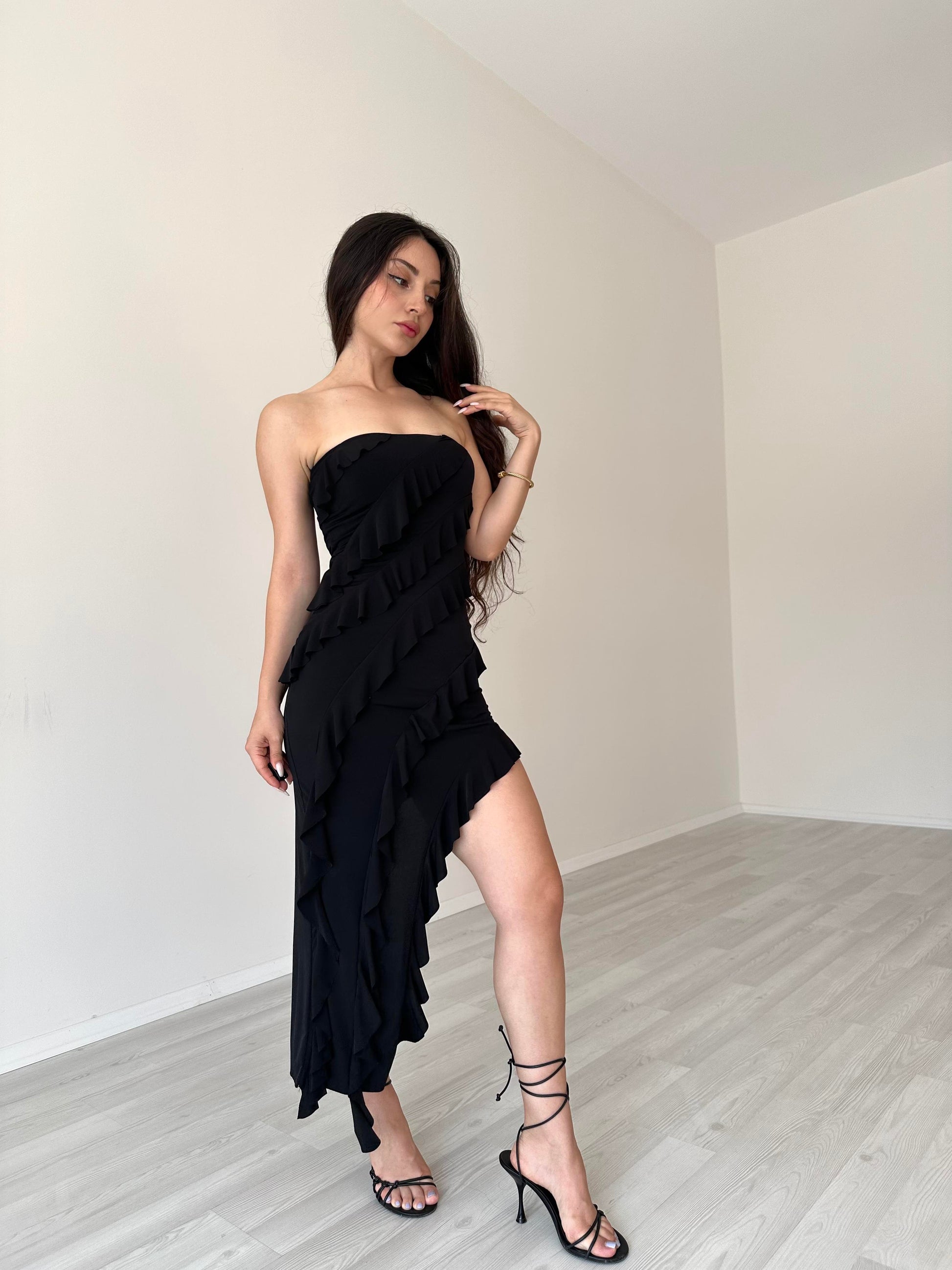 Asimetrik Kesim Volanlı Yasmin Elbise