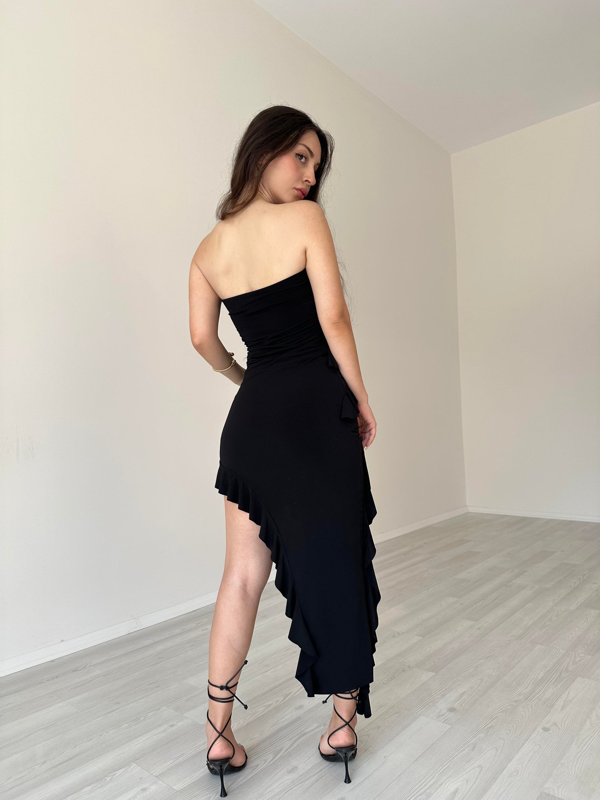 Asimetrik Kesim Volanlı Yasmin Elbise