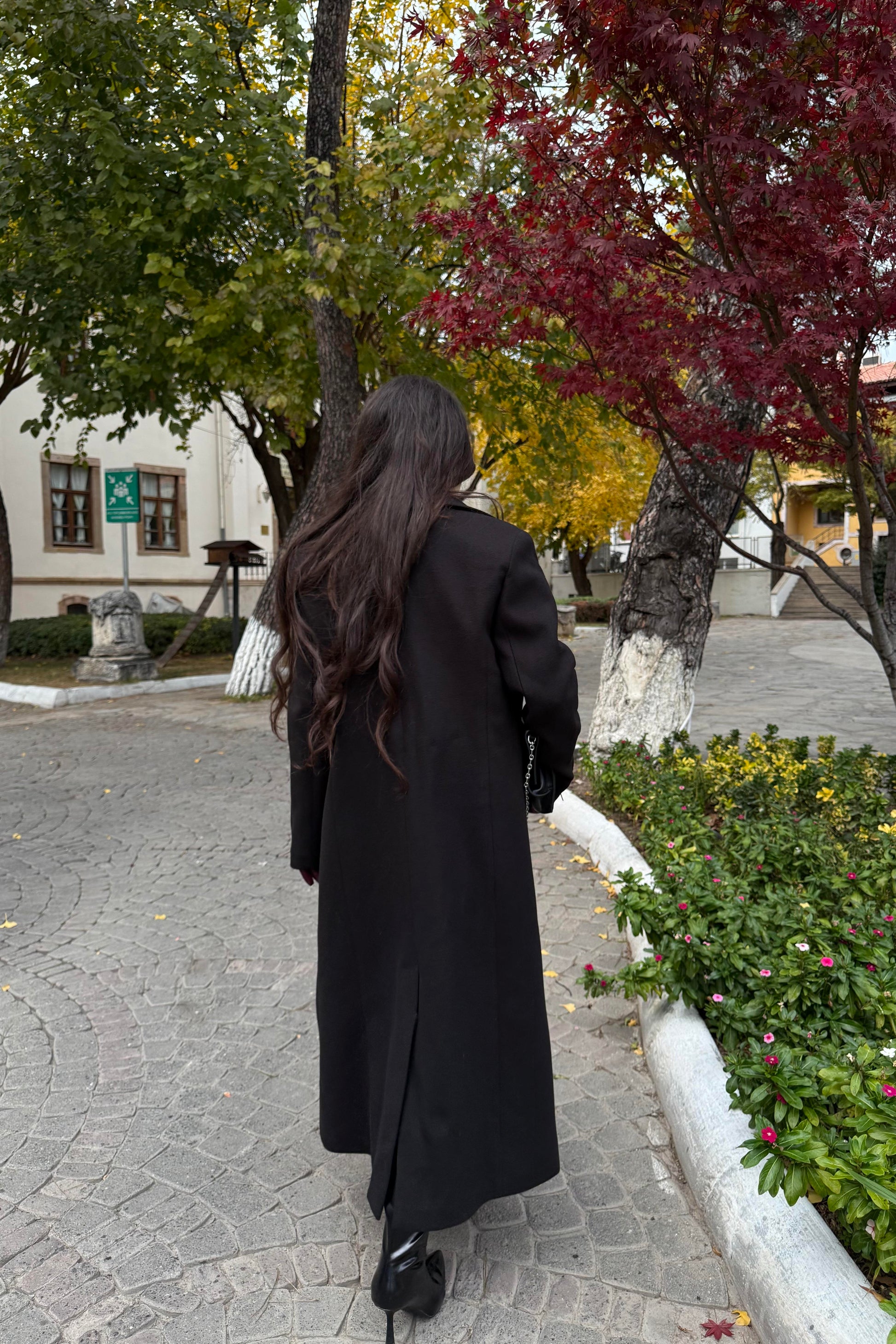 Fermuar Detaylı Klasik Kesim Vatkalı Siyah Kaşe Kaban