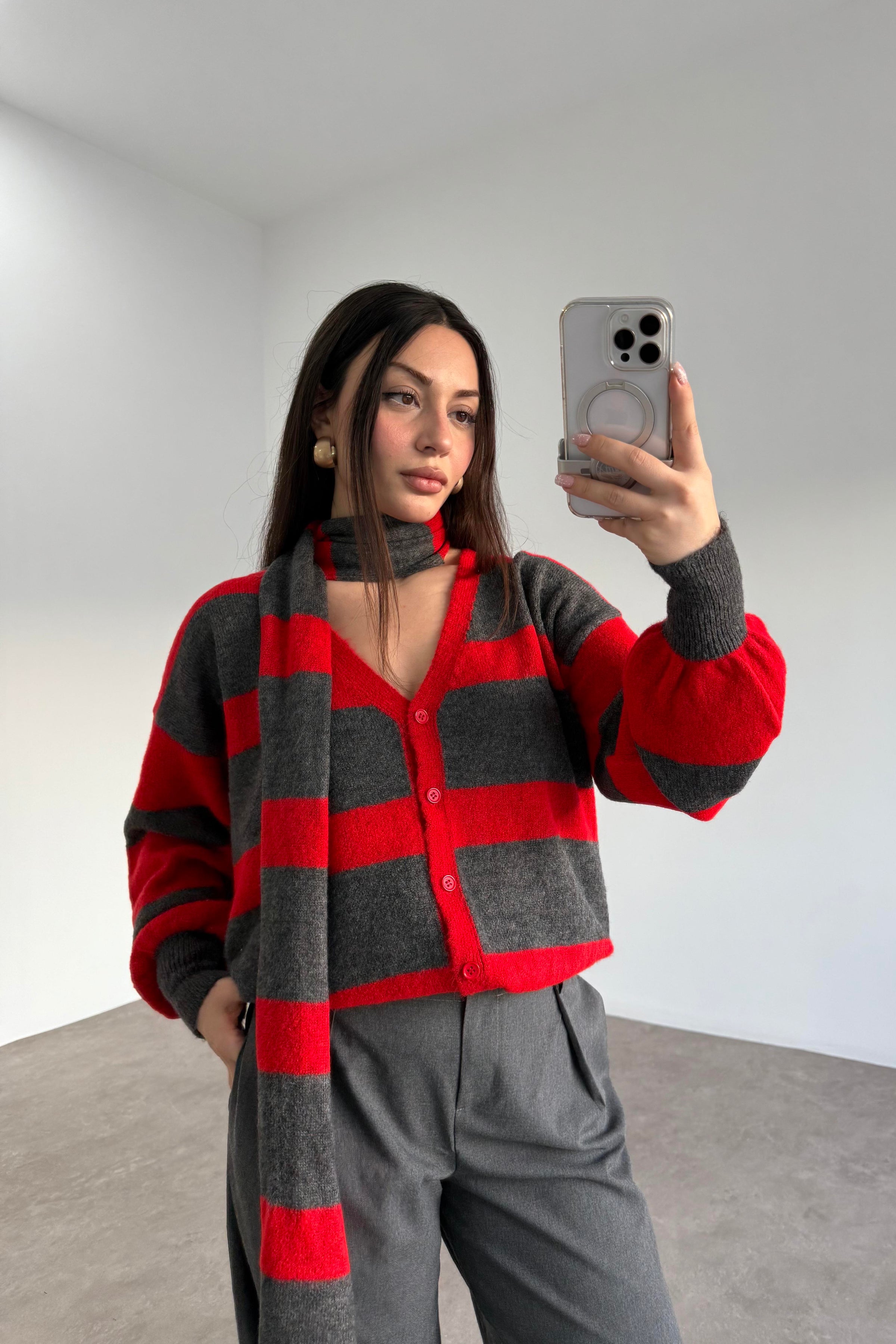 Gri Kırmızı Çizgili Atkılı Hırka