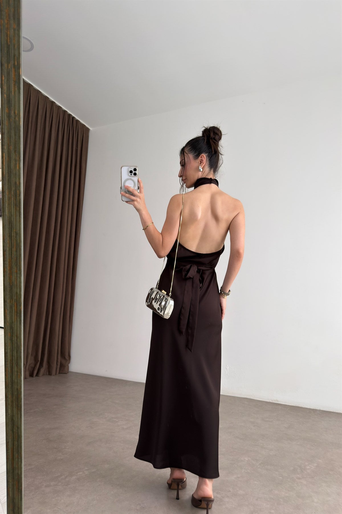 Halter Yaka Kuşaklı Acı Kahve Saten Midi Elbise