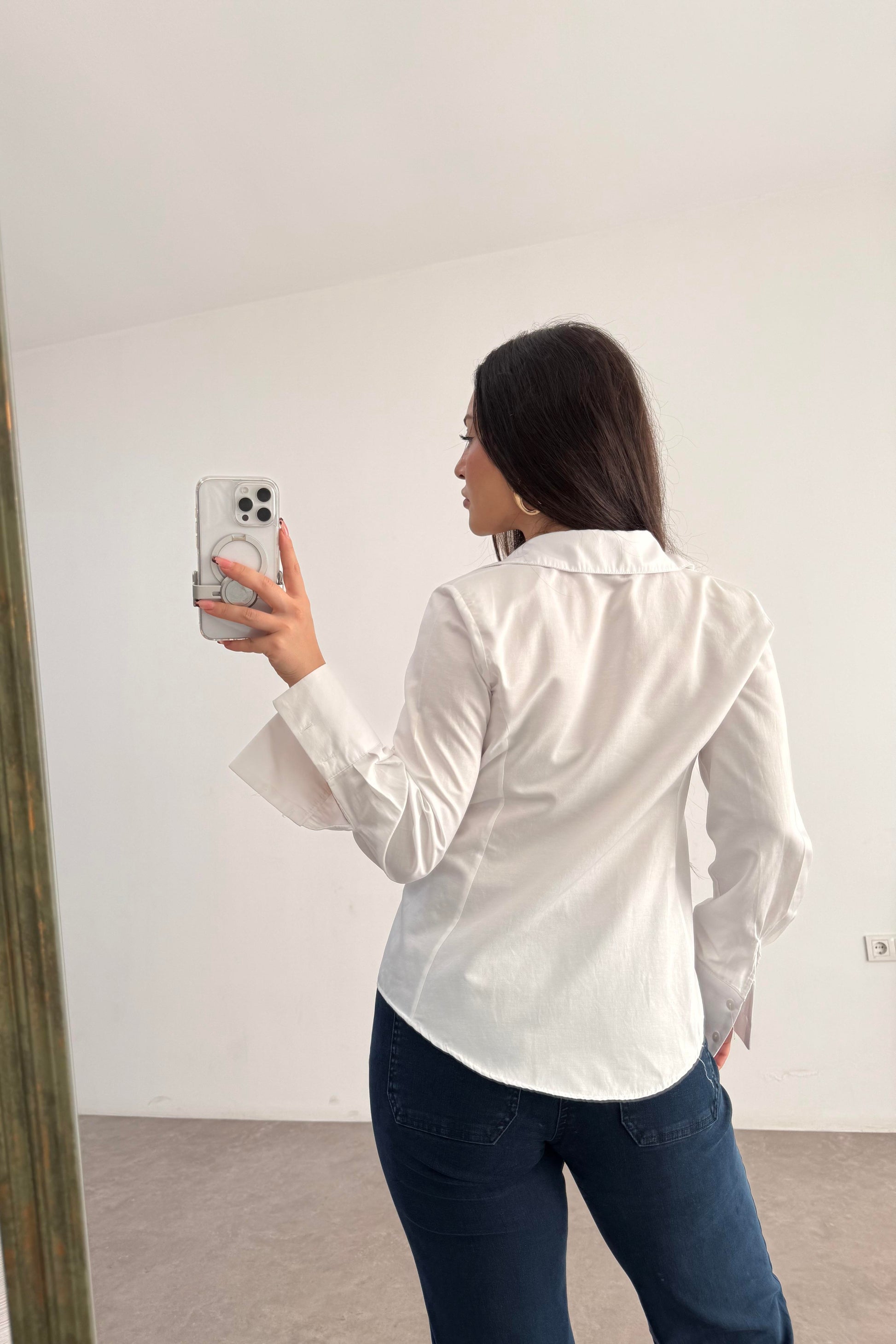 Minimal Belden Oturtmalı Beyaz Gömlek