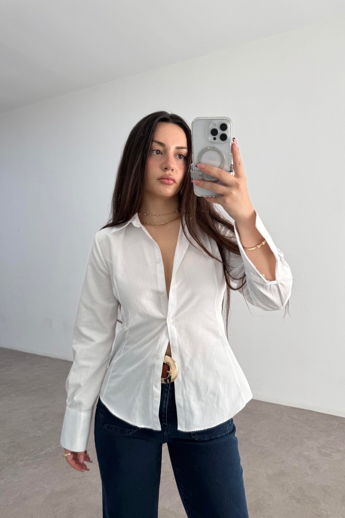 Minimal Belden Oturtmalı Beyaz Gömlek