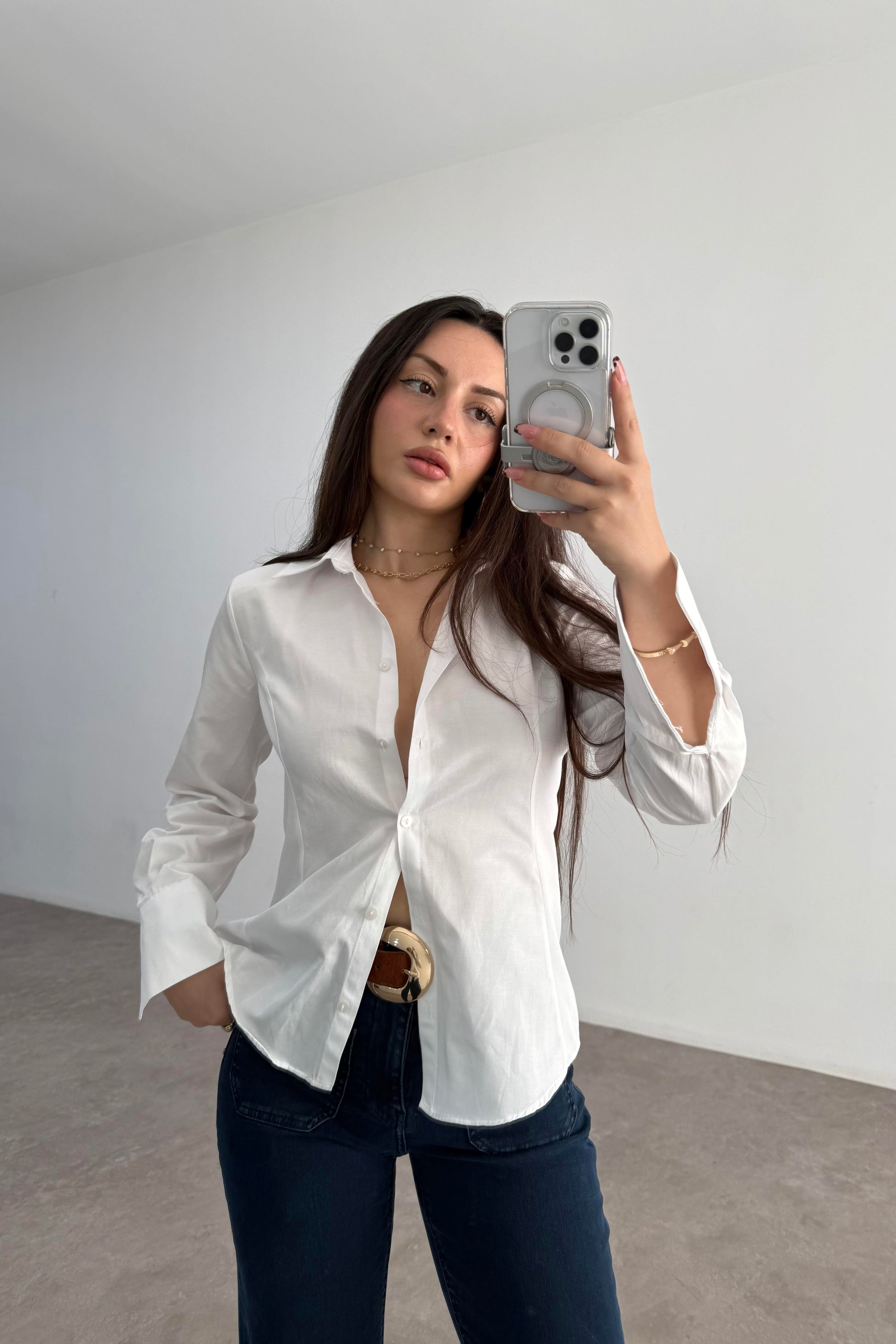 Minimal Belden Oturtmalı Beyaz Gömlek