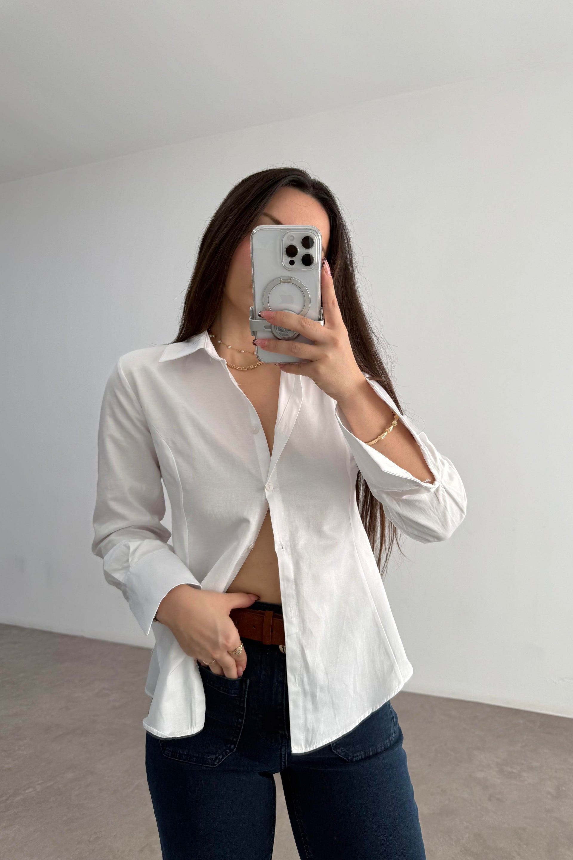 Minimal Belden Oturtmalı Beyaz Gömlek