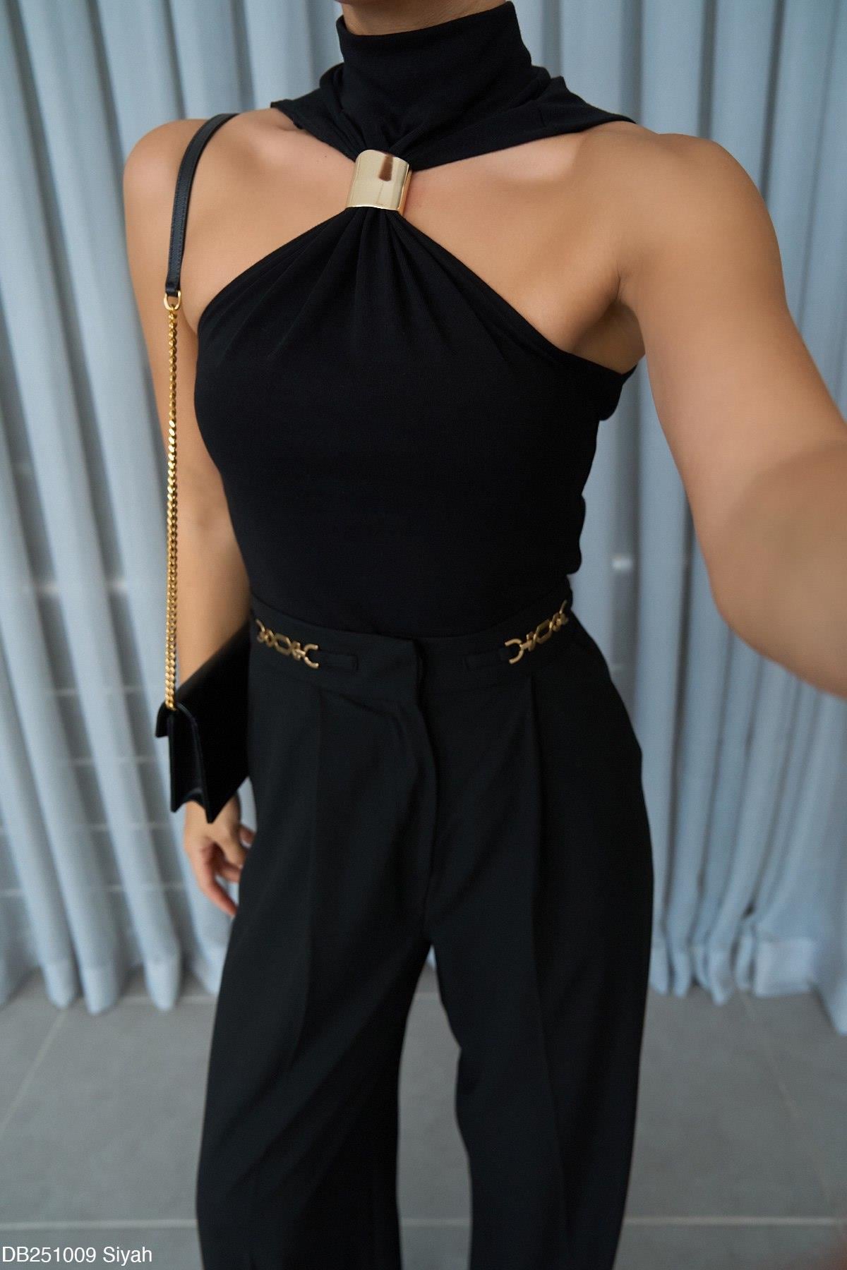 Nefertiti Gold Aksesuarlı Siyah Bluz