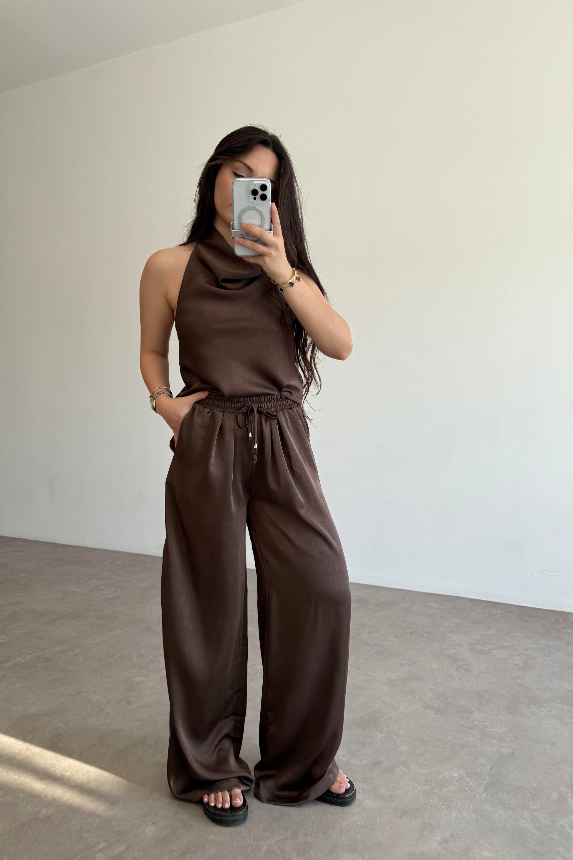 Premium Degaje Sırt Dekolteli Saten Bluz Pantolon Takım Kahve