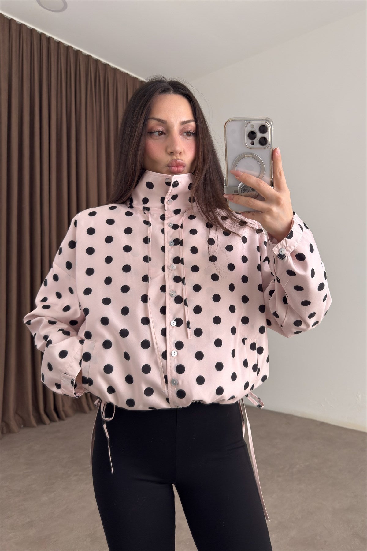 Premium Puantiyeli Dik Yakalı Büzgülü Pembe Yağmurluk