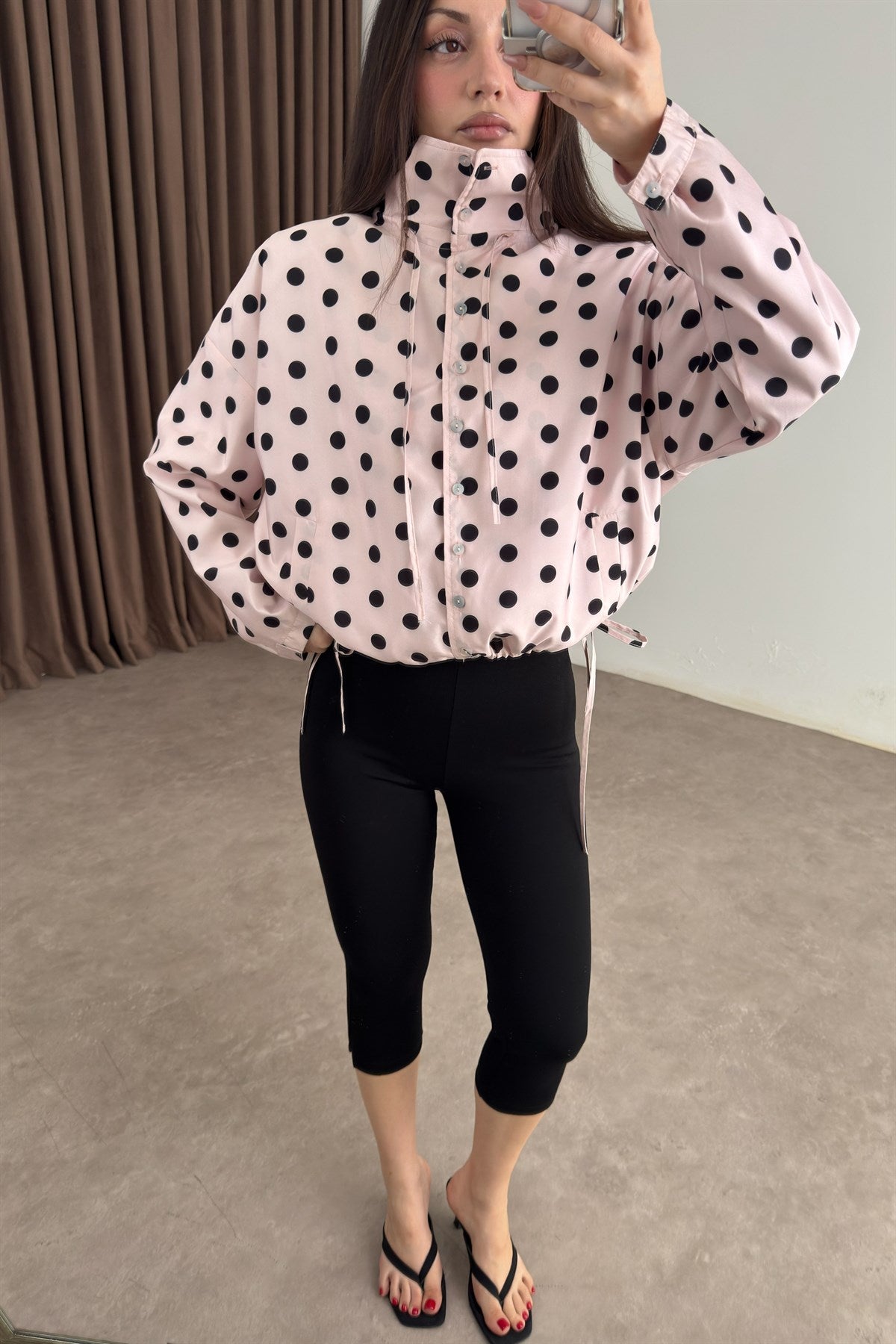 Premium Puantiyeli Dik Yakalı Büzgülü Pembe Yağmurluk