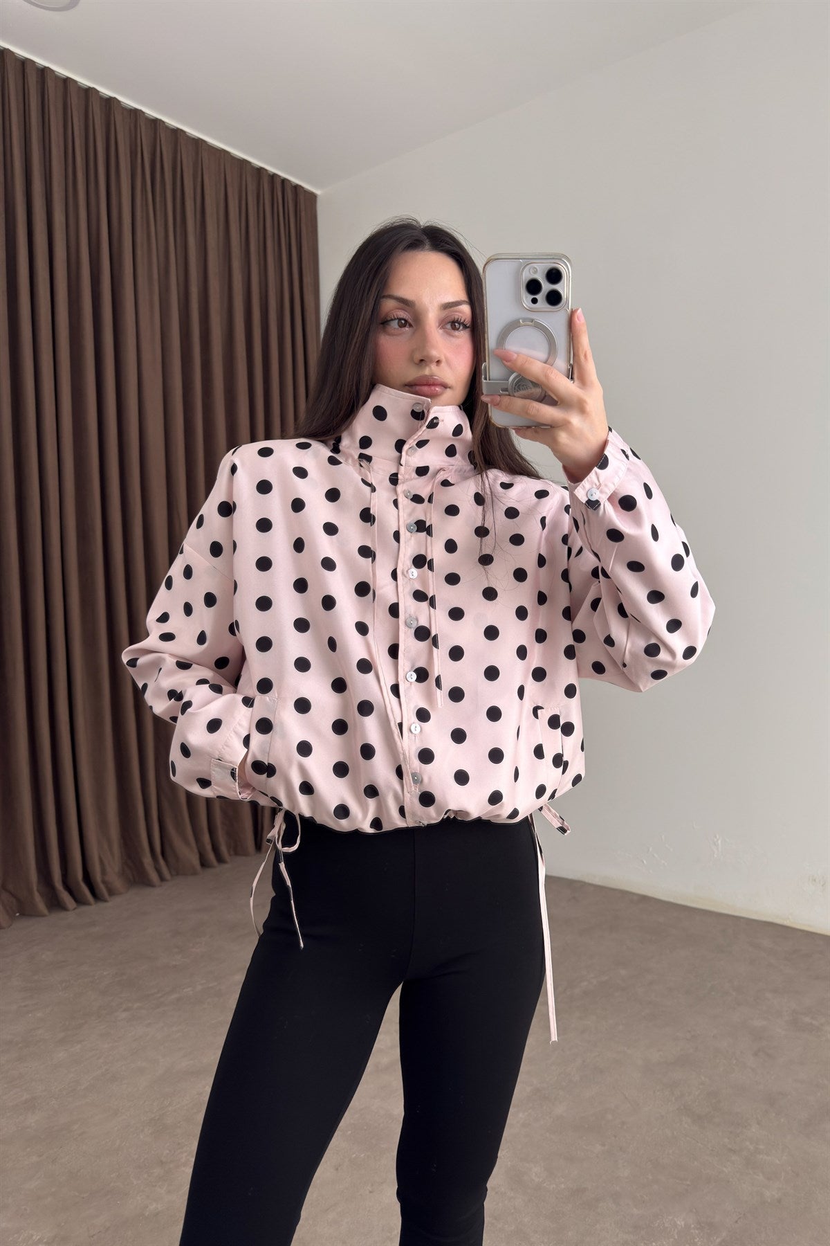 Premium Puantiyeli Dik Yakalı Büzgülü Pembe Yağmurluk