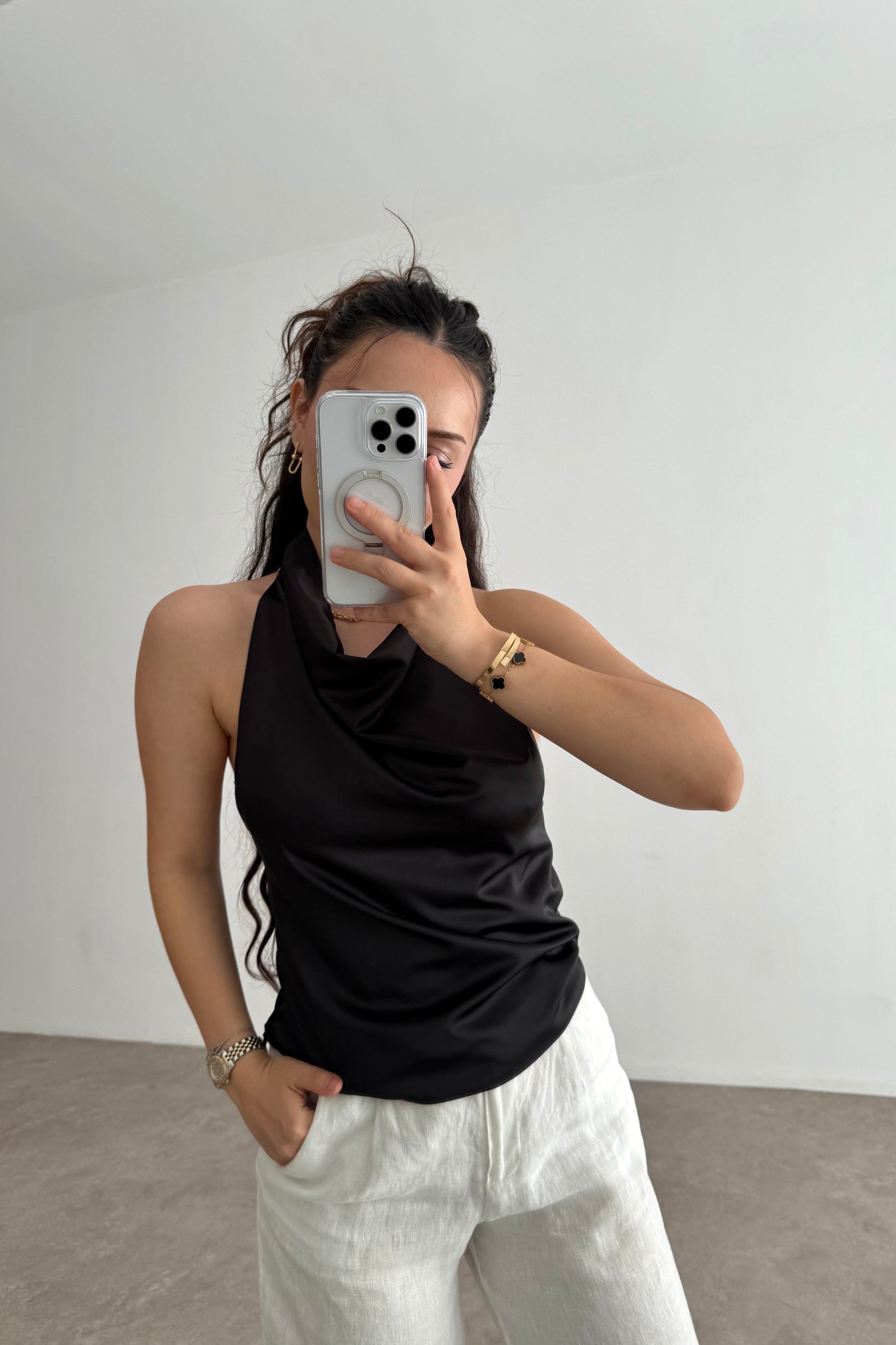 Saten Degaje Sırt Dekolteli Siyah Bluz