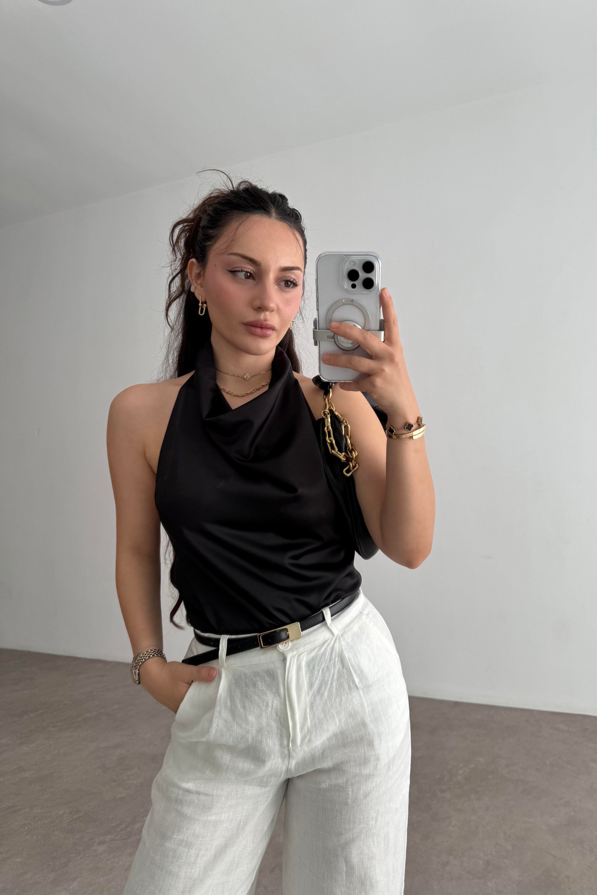 Saten Degaje Sırt Dekolteli Siyah Bluz