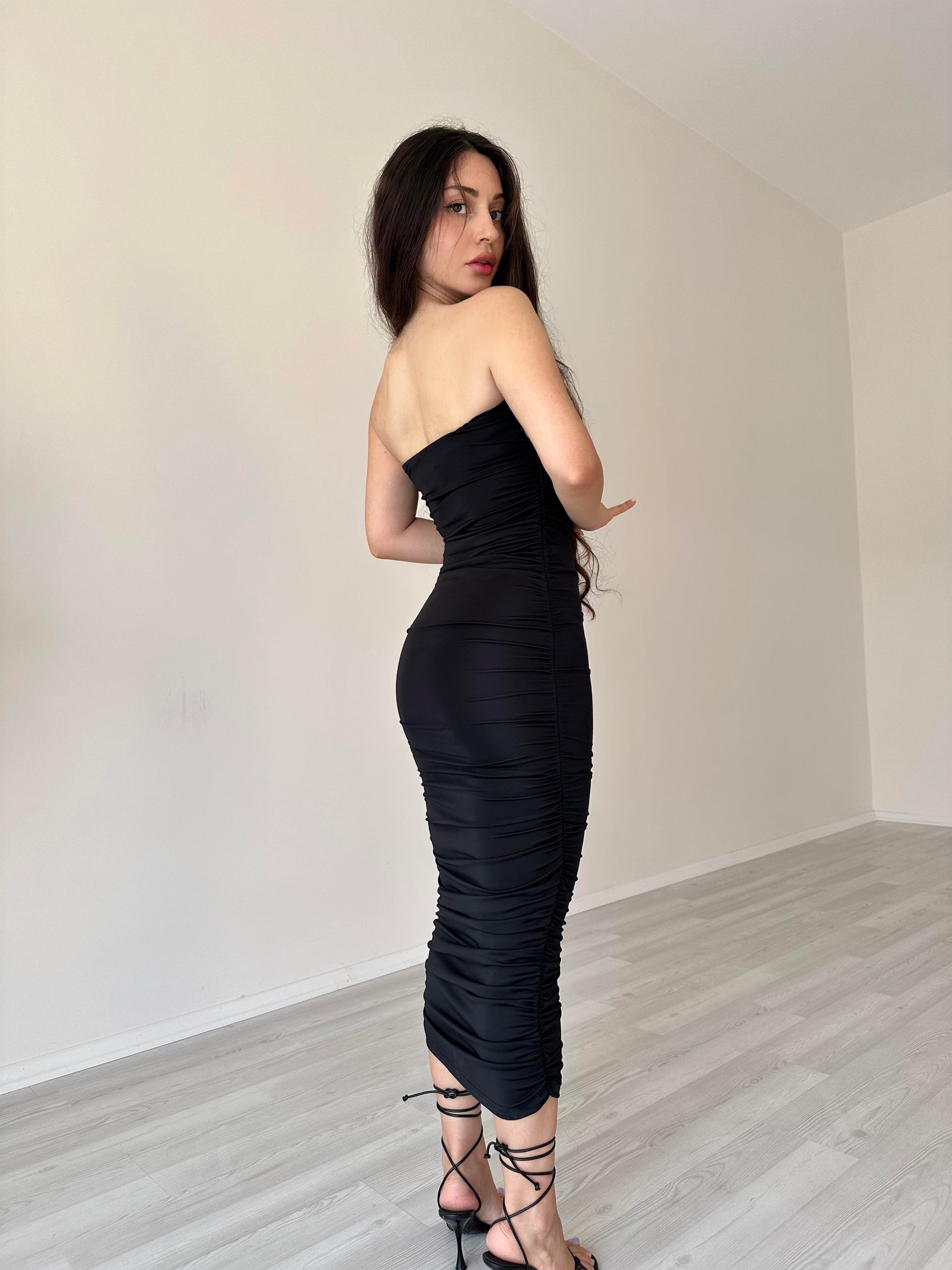 Toparlayıcı Drapeli Siyah Kalem Elbise