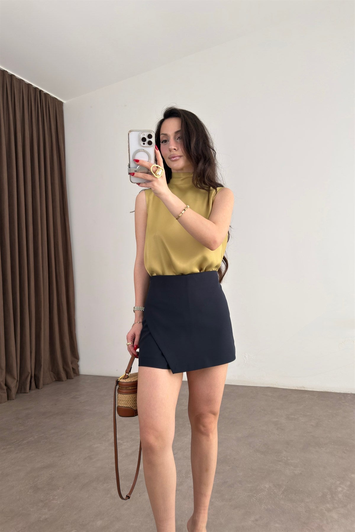 Verev Kesimli Tok Krep Siyah Şort Etek