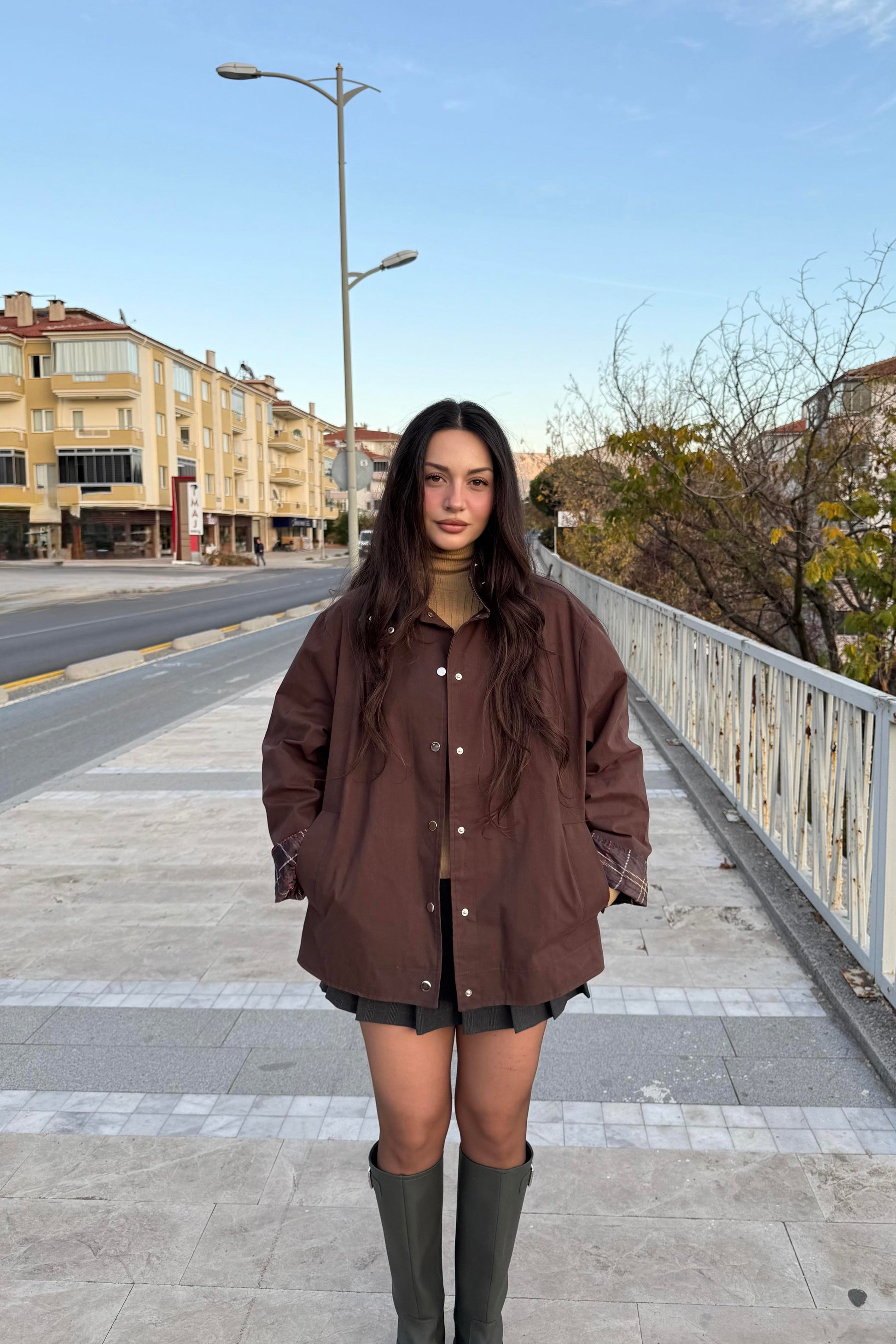 Yakası Deri Detaylı Ekose Astarlı Kahve  Parka