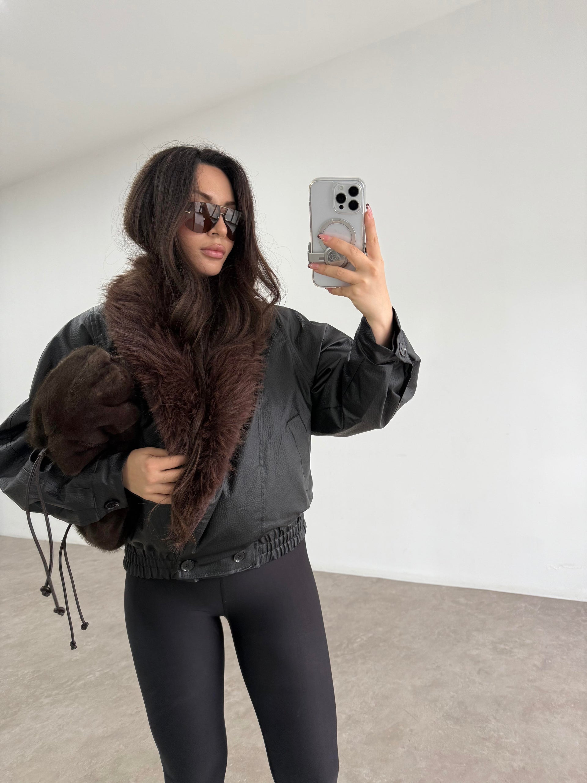 Yakası Kürk Detaylı Dolgulu Siyah Deri Mont