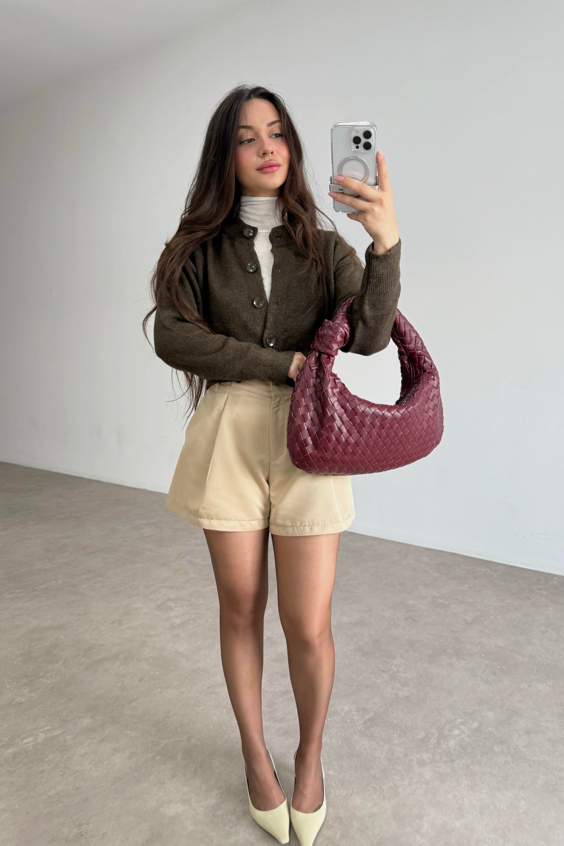 Yuvarlak Yaka Düğmeli Kısa Hırka