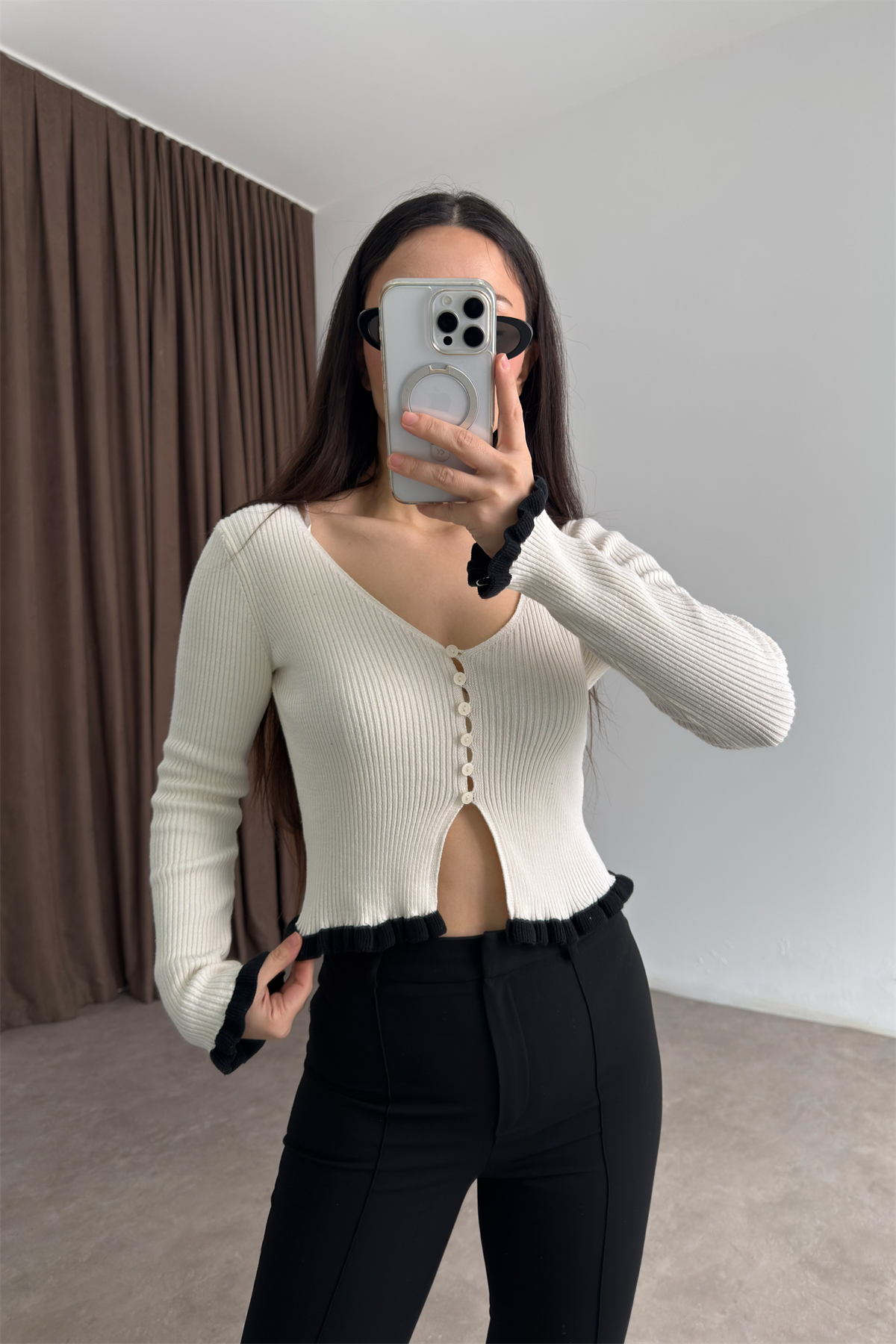 ZR Siyah Fırfırlı Ekru Hırka