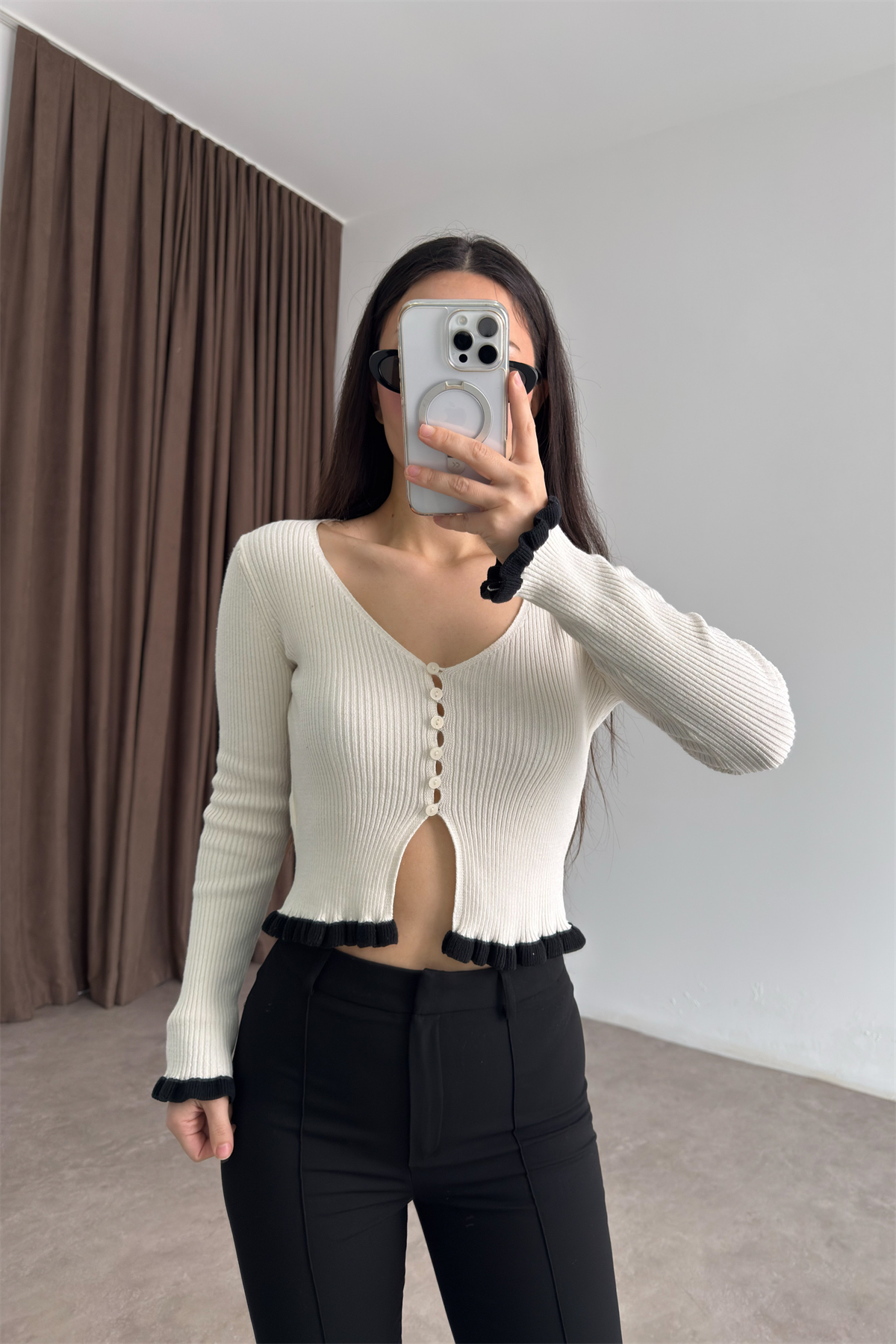 ZR Siyah Fırfırlı Ekru Hırka