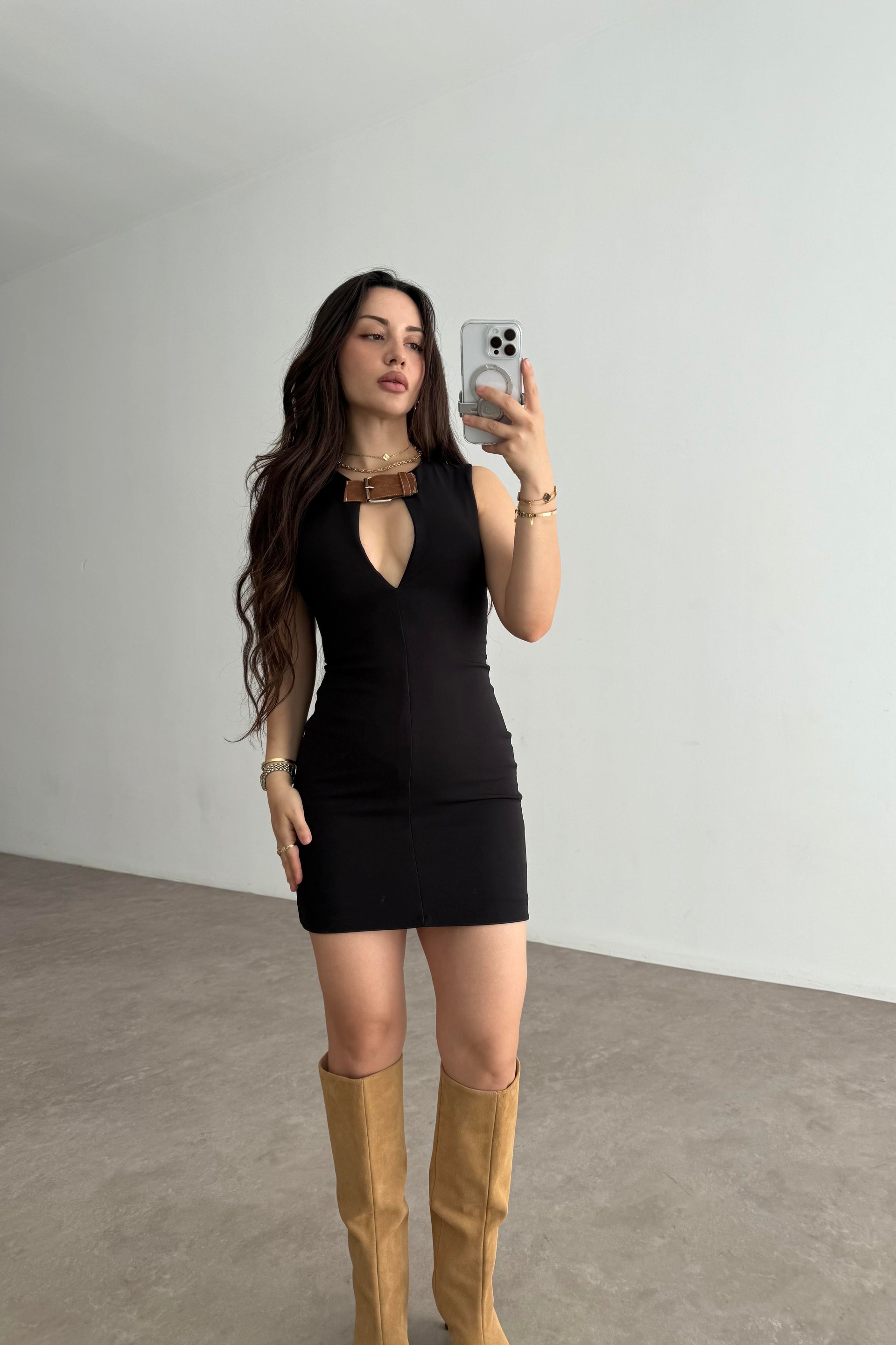 ZRA Model Yakası Kemerli Siyah Elbise
