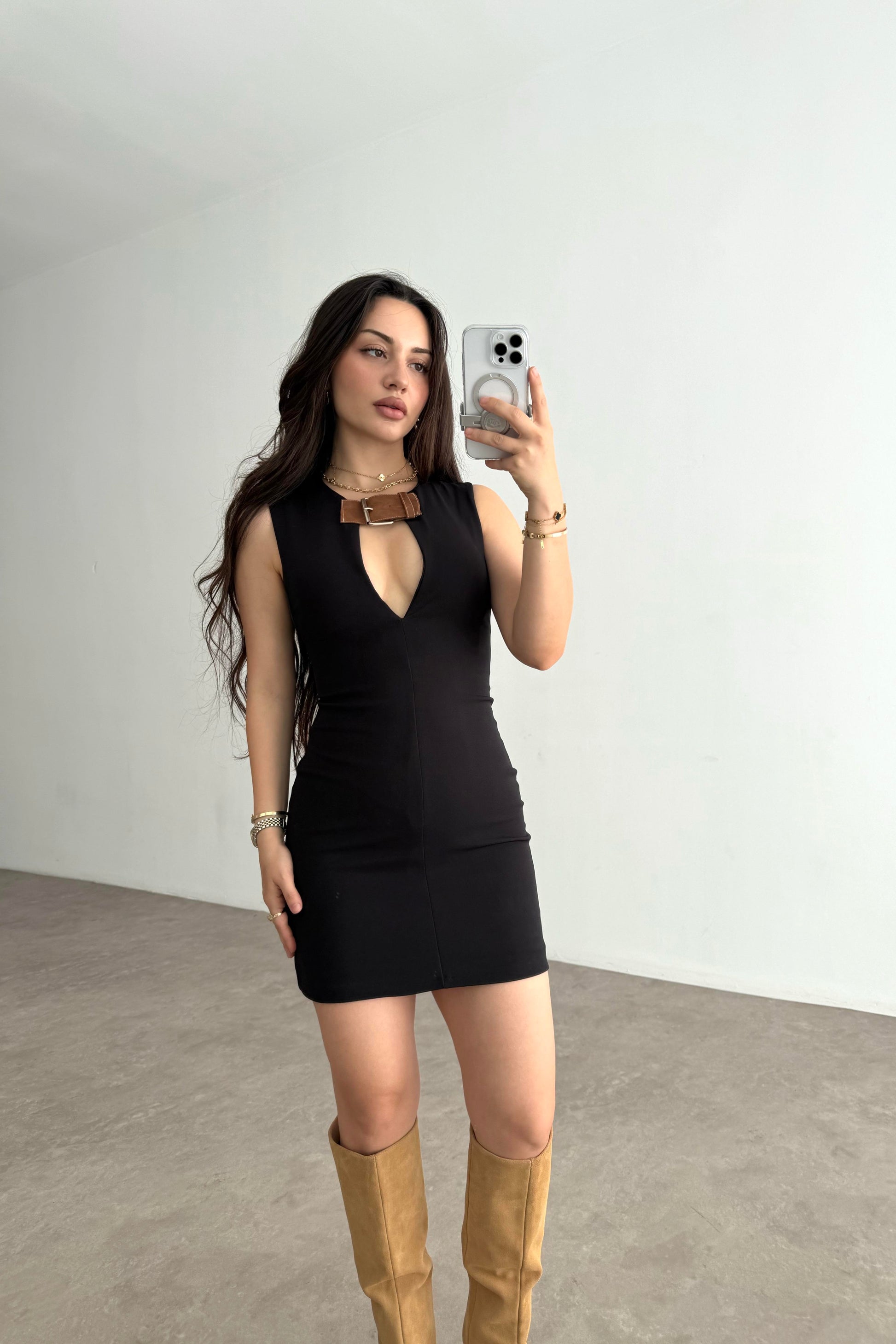 ZRA Model Yakası Kemerli Siyah Elbise